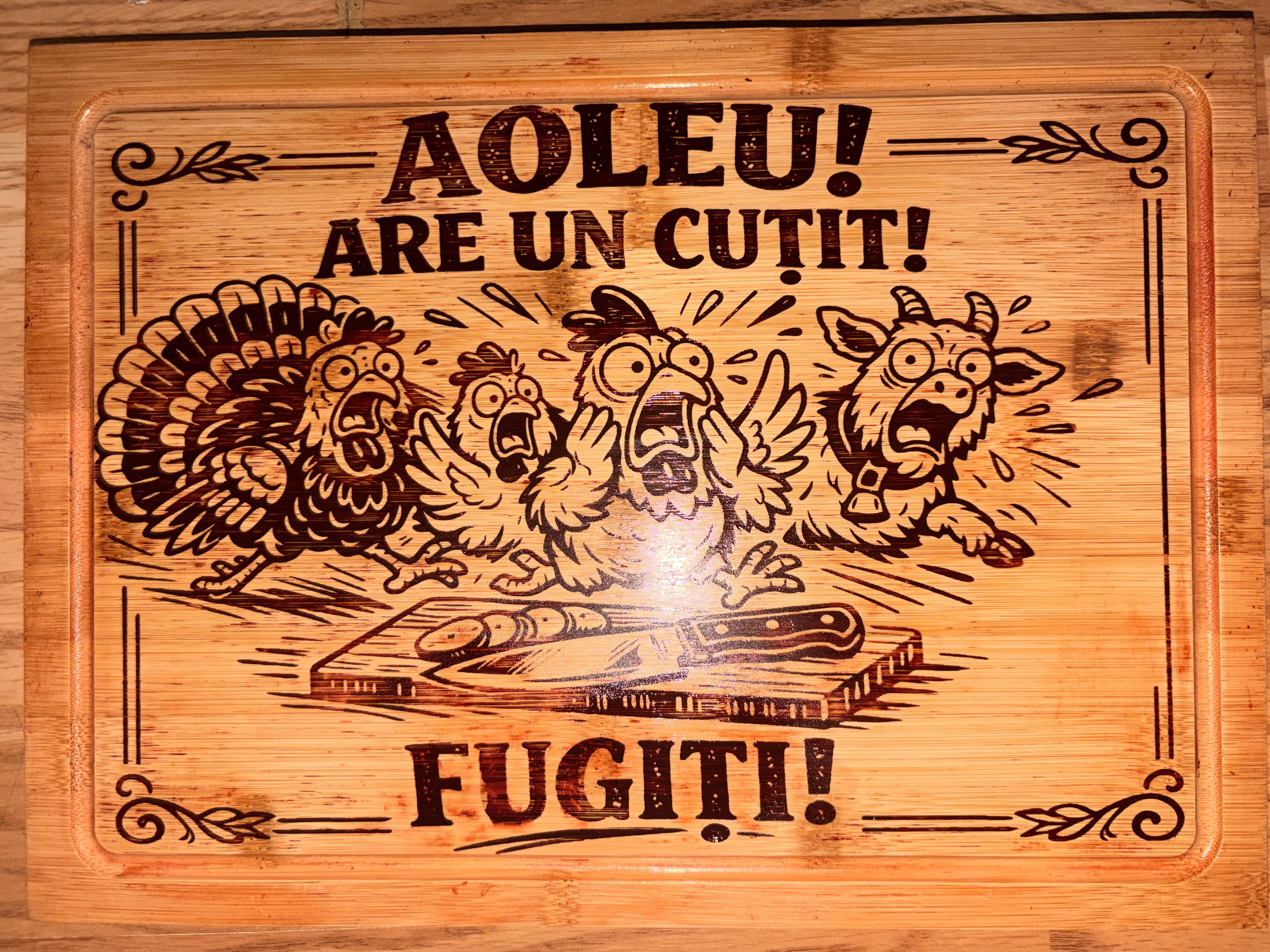 Tocător din lemn gravat „Aoleu! Are un cuțit! Fugi!” - imagine galerie