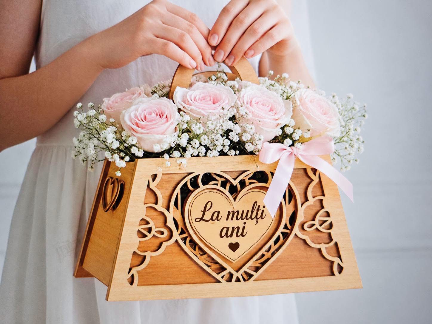 Geantă Florală din Lemn cu Trandafiri și Mesaj Personalizat – La Mulți Ani - imagine galerie