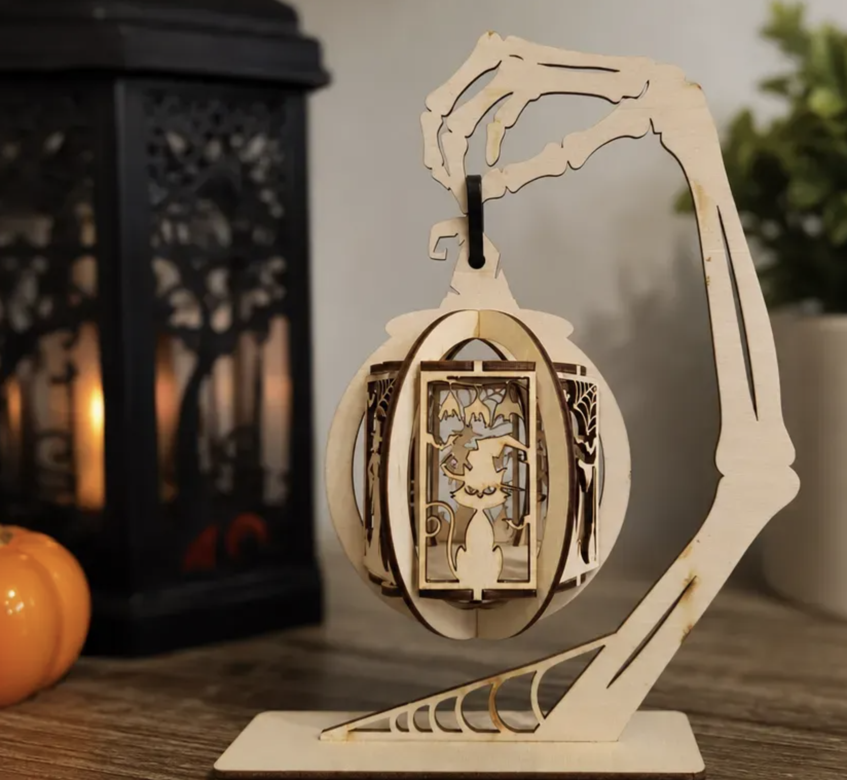 Decorațiune Halloween 3D din Lemn – Glob Suspendat în Mâna Scheletului - imagine galerie