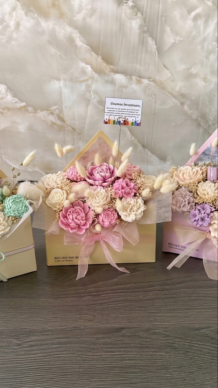 Aranjament floral în cutie plic cu mesaj - imagine galerie
