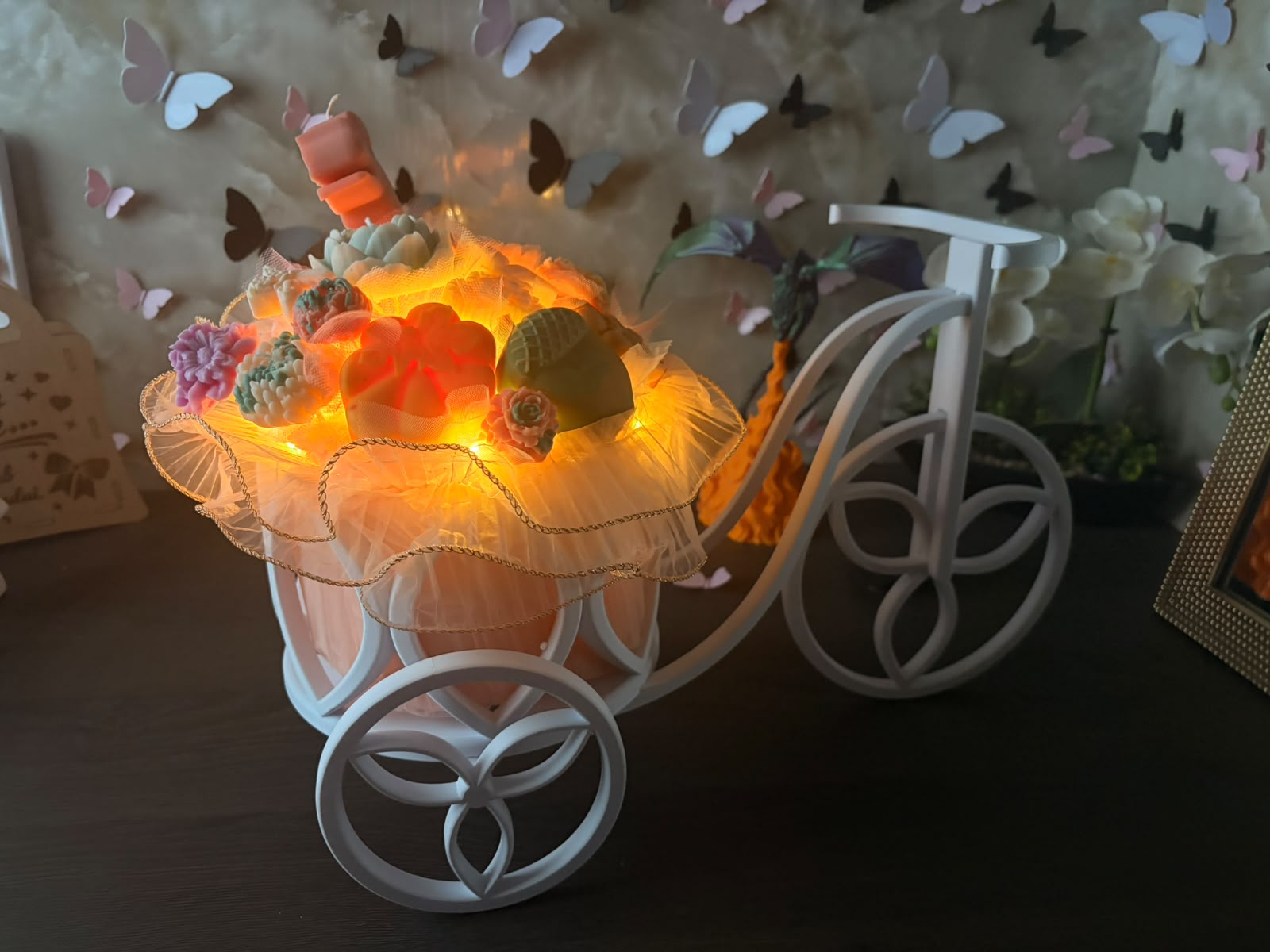 Bicicletă decorativă luminoasă cu aranjament din flori de ceară parfumată (50 cm) - imagine galerie