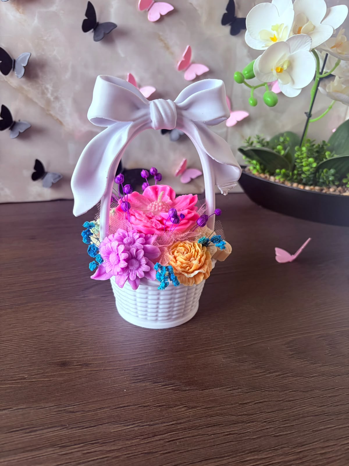 Coșuleț decorativ cu fundă și flori parfumate din ceară - imagine galerie