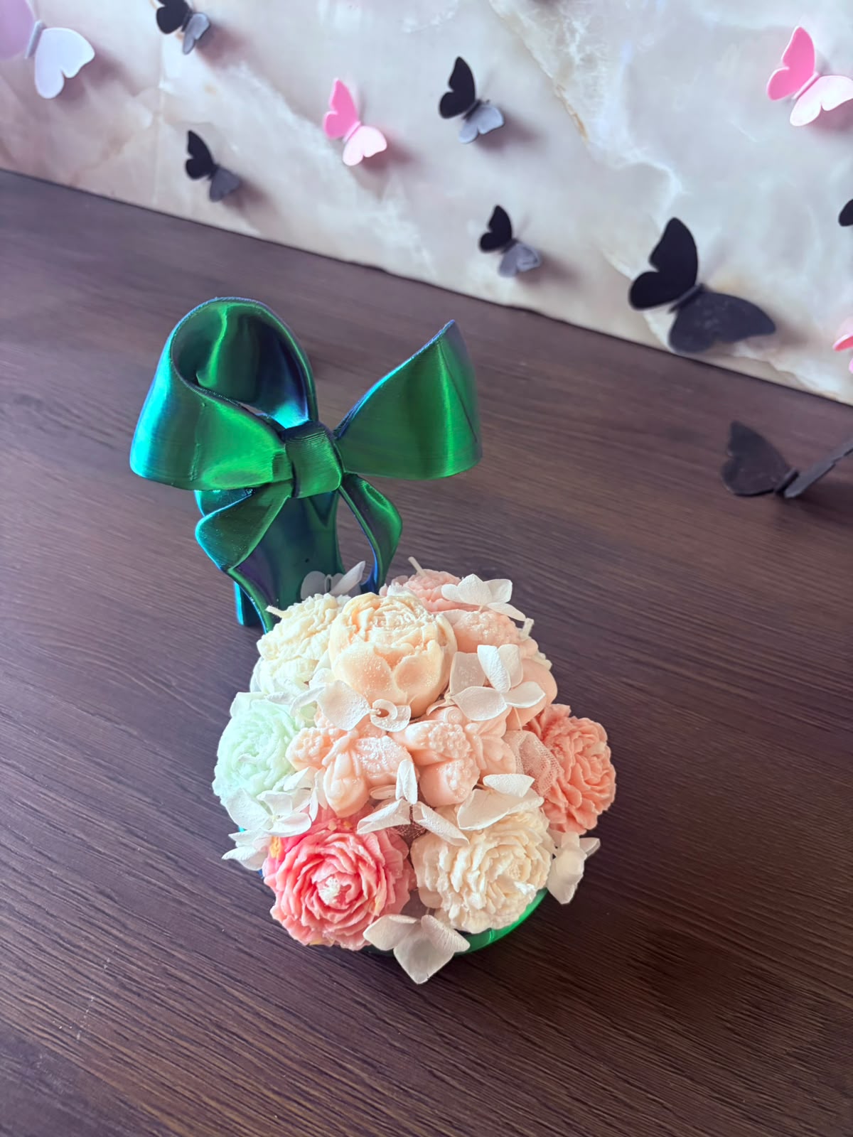 Pantof decorativ 3D cu aranjament din flori de ceară parfumată - imagine galerie