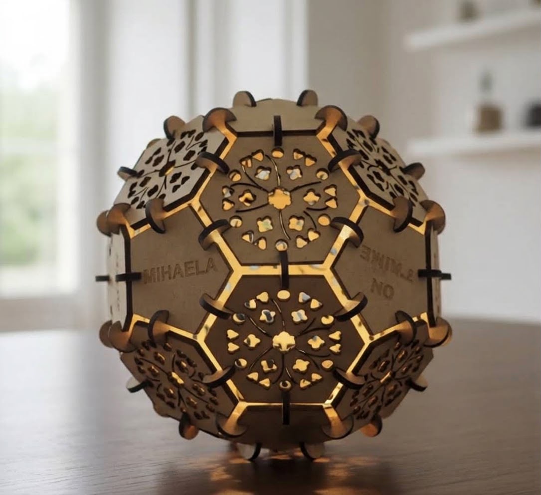 Lampă decorativă sferică personalizată – model floral din lemn - imagine galerie