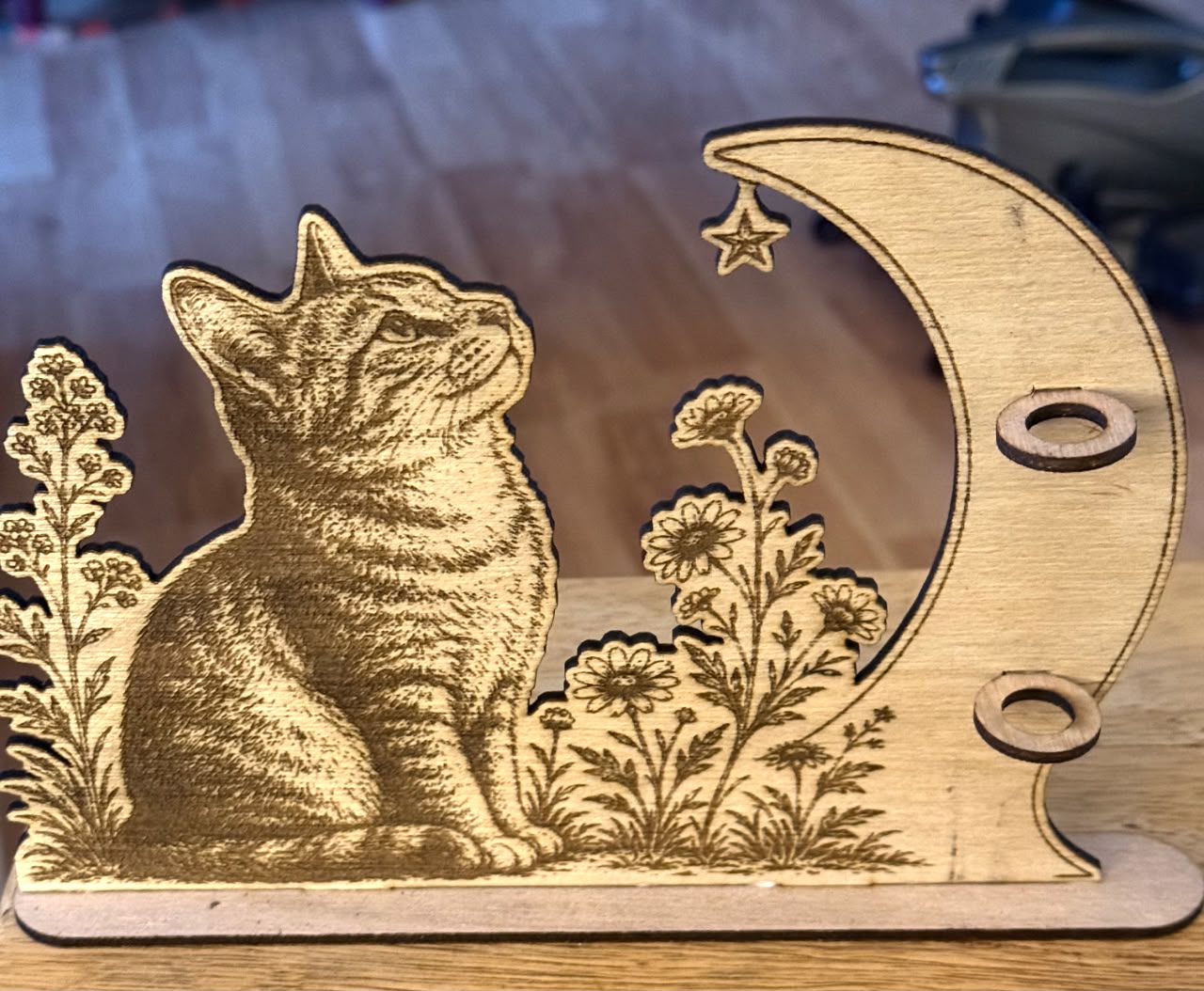 Suport pentru pixuri „Pisica și Luna” – lemn gravat - imagine galerie