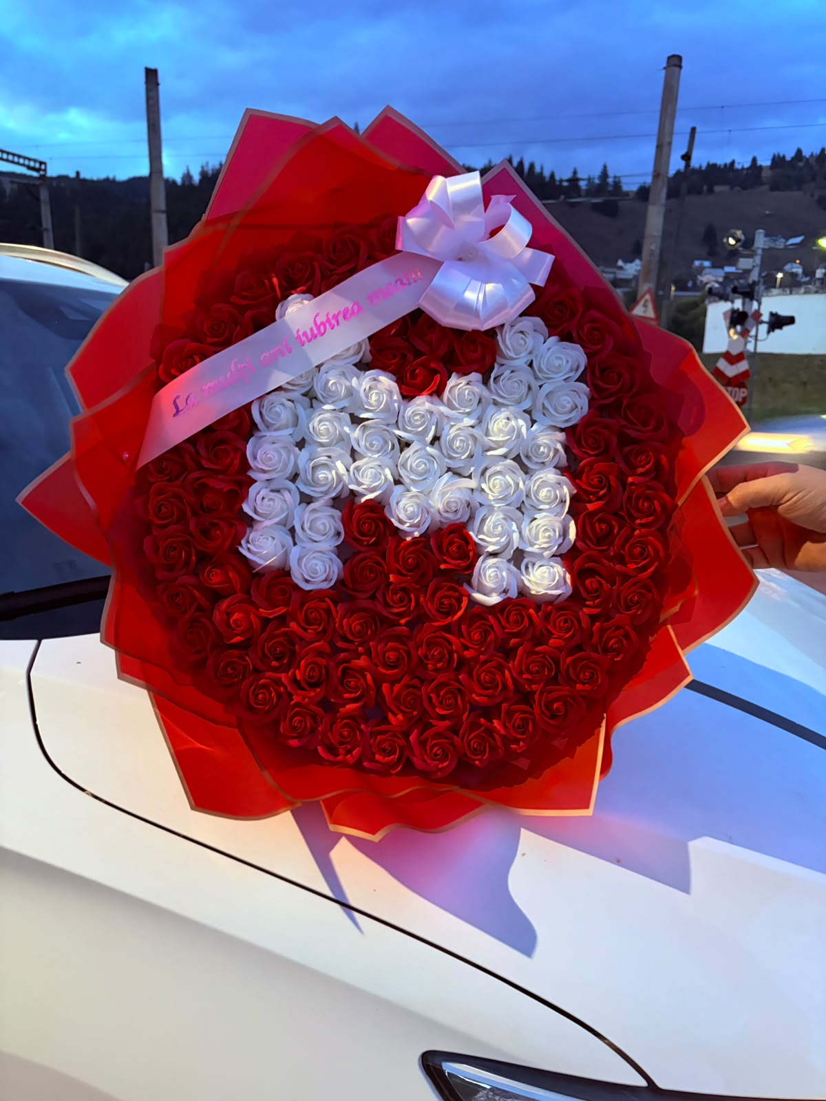 Buchet uriaș din trandafiri de satin – Personalizat cu inițială și mesaj - imagine galerie