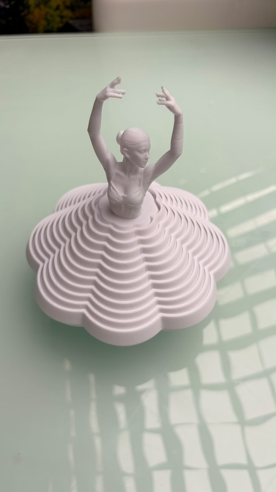 Balerină elegantă cu mecanism iris - imagine galerie