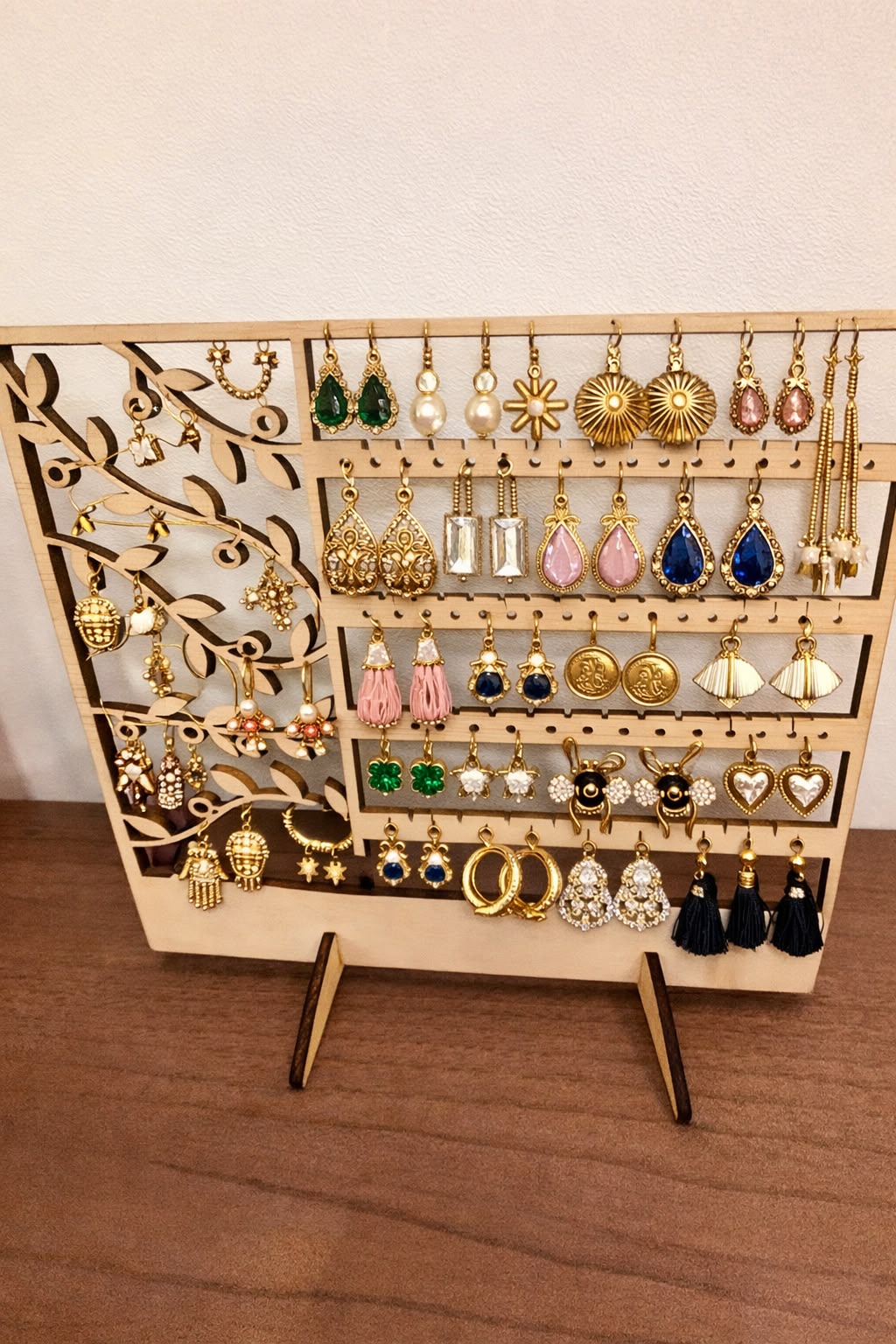Suport / Organizator din lemn pentru cercei – Design elegant cu motive florale și gravură laser - imagine galerie
