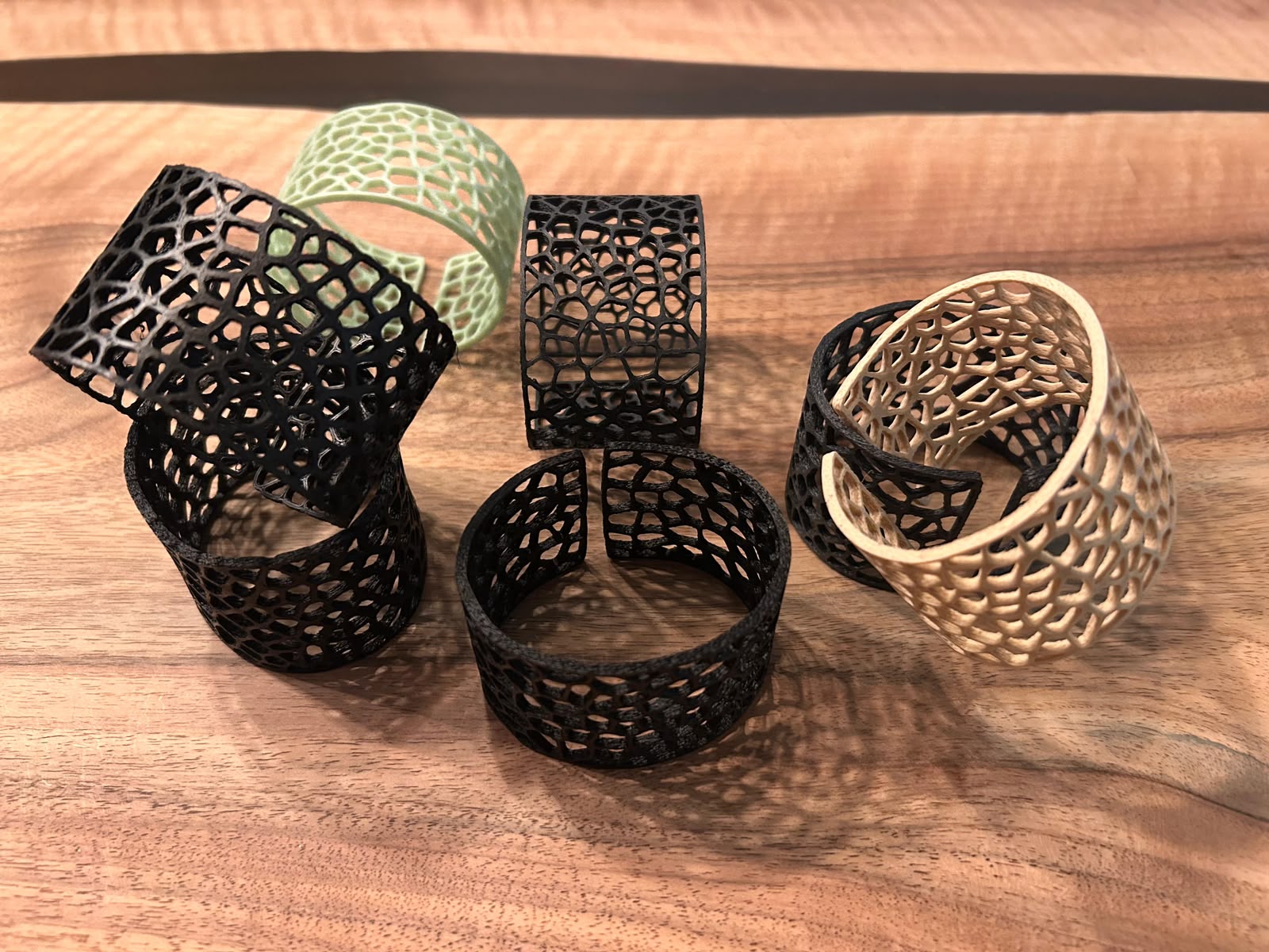 Brățări statement 3D – Design geometric modern, texturi perforate și eleganță unică - imagine galerie