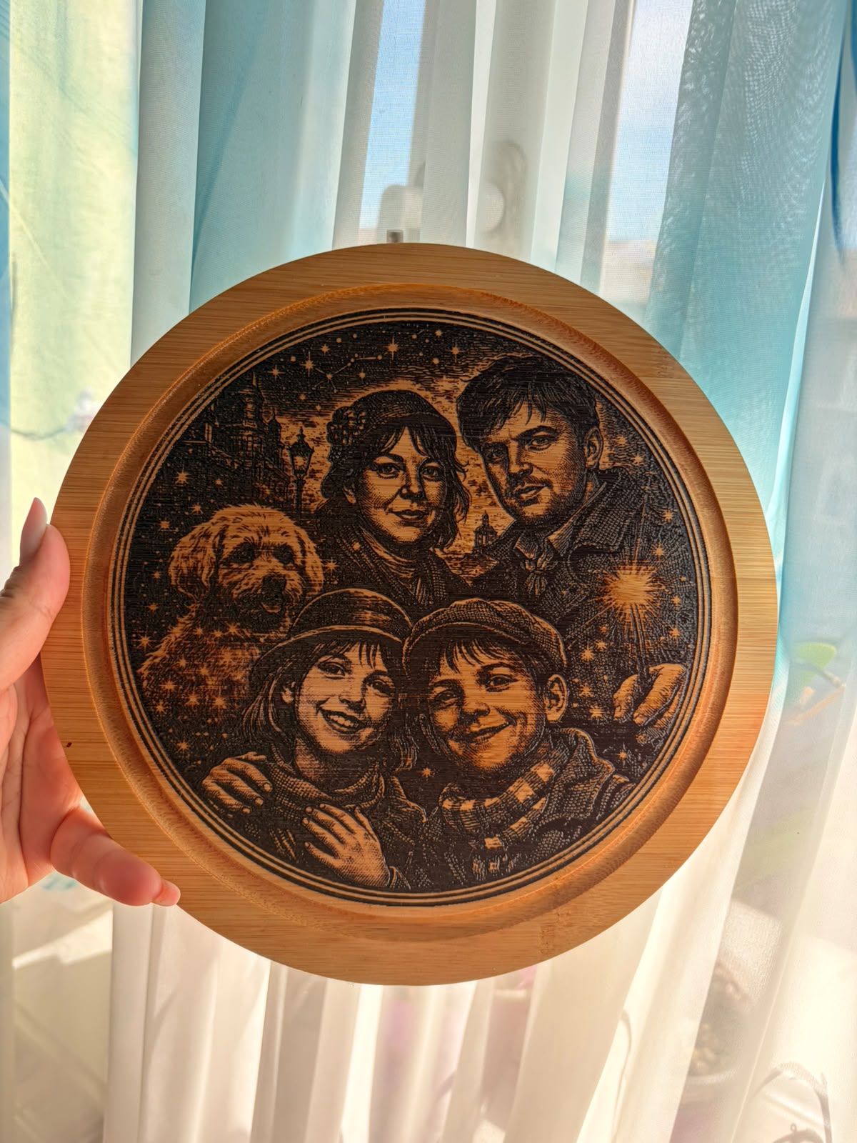 Tăvi decorative rotunde din lemn – Gravură laser personalizată cu portrete și tematici unice - imagine galerie