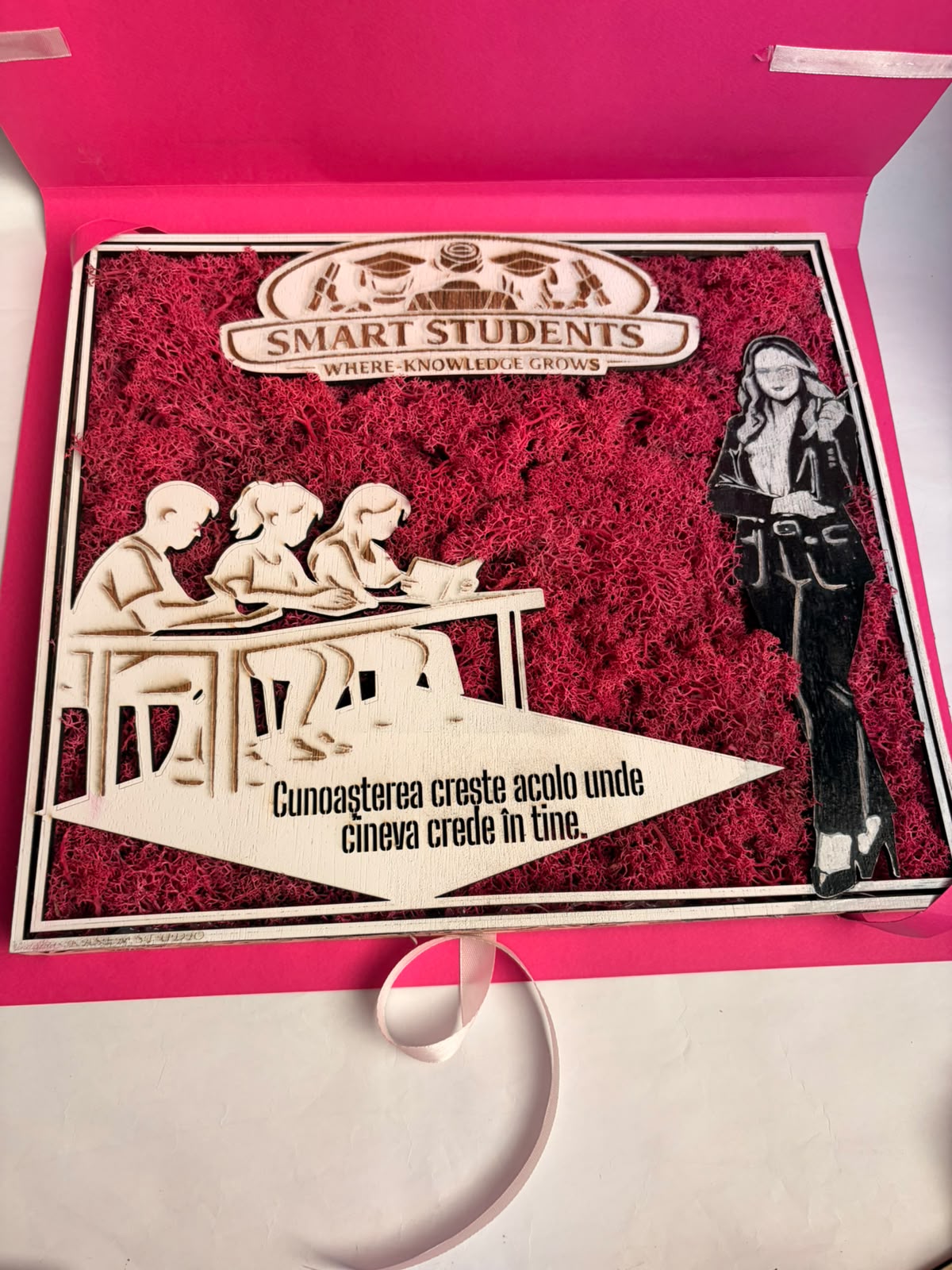 Tablou Personalizat „Smart Students” cu Mușchi Stabilizat Roz - imagine galerie