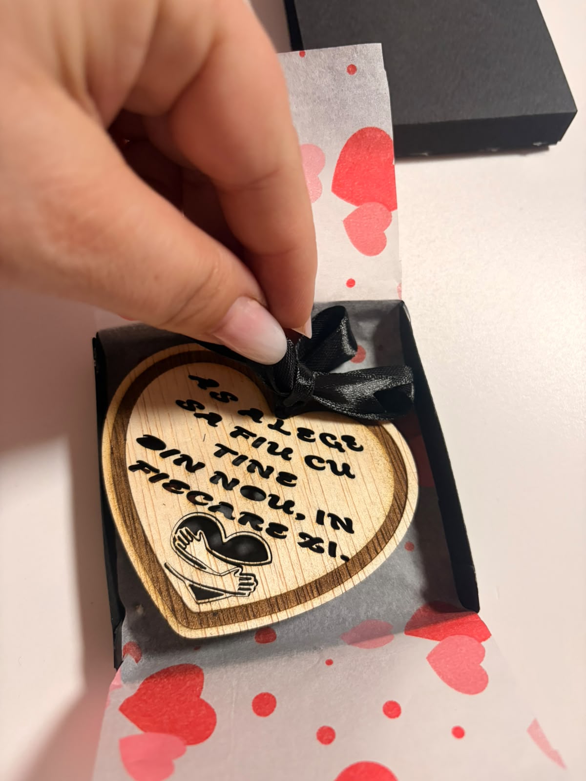 Inimă din Lemn Gravată cu Mesaj Romantico-Emoționant în Cutie de Cadou – Kasem Studio - imagine galerie