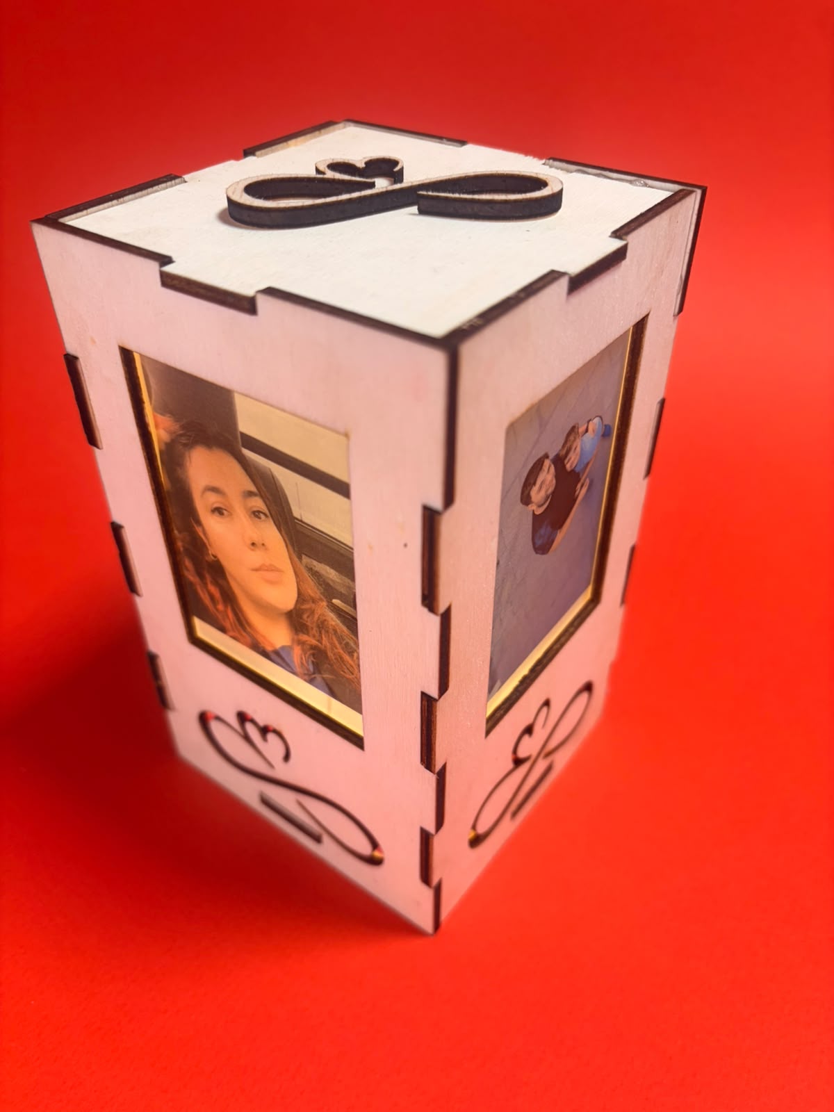 Lampă Rotundă / Turn Personalizată din Lemn cu Fotografii Multiple și Iluminare LED – Kasem Studio - imagine galerie