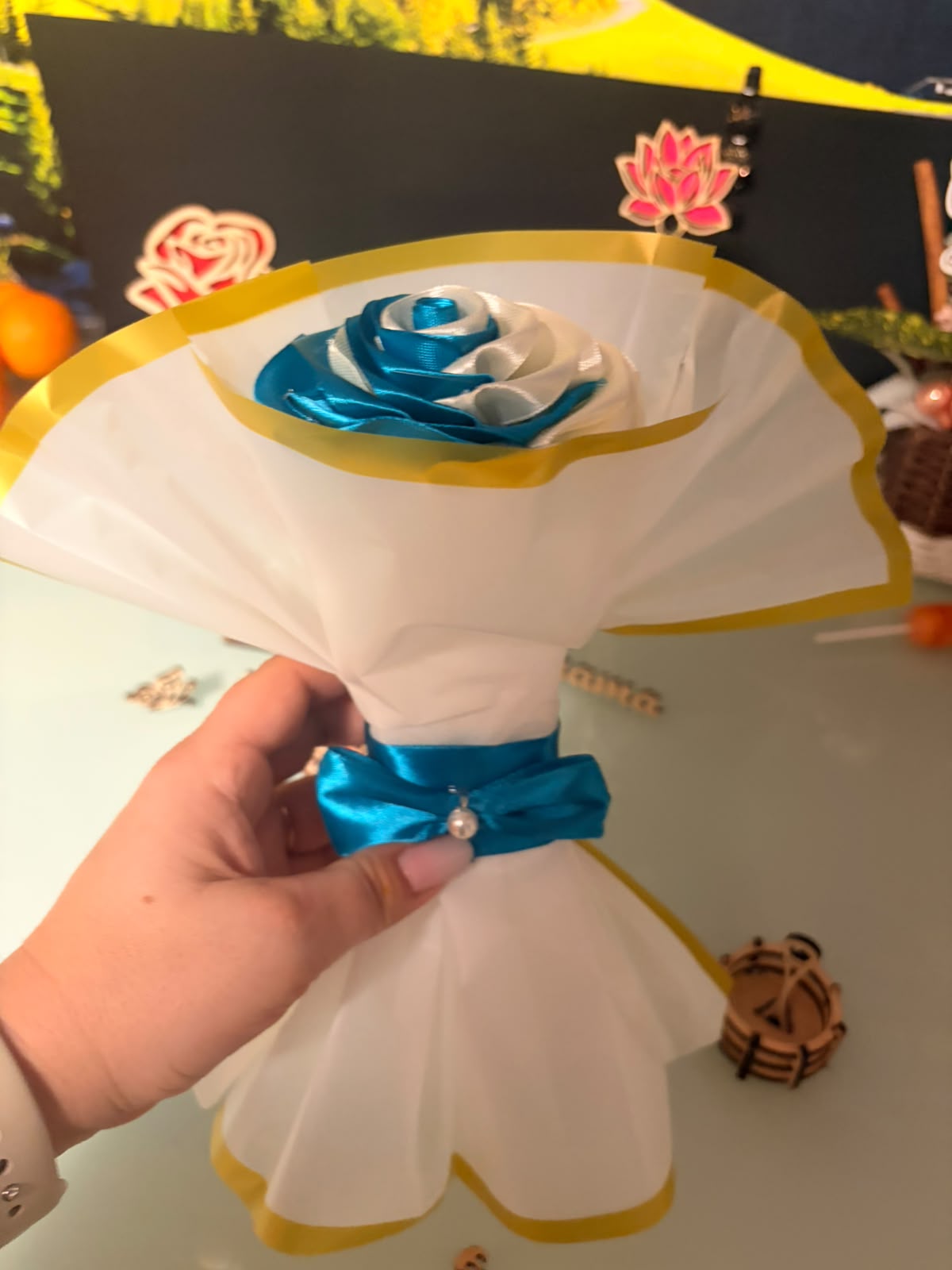 Mini-Buchet Elegant cu Trandafir din Satin (Alb și Albastru) în Ambalaj Premium – Kasem Studio - imagine galerie