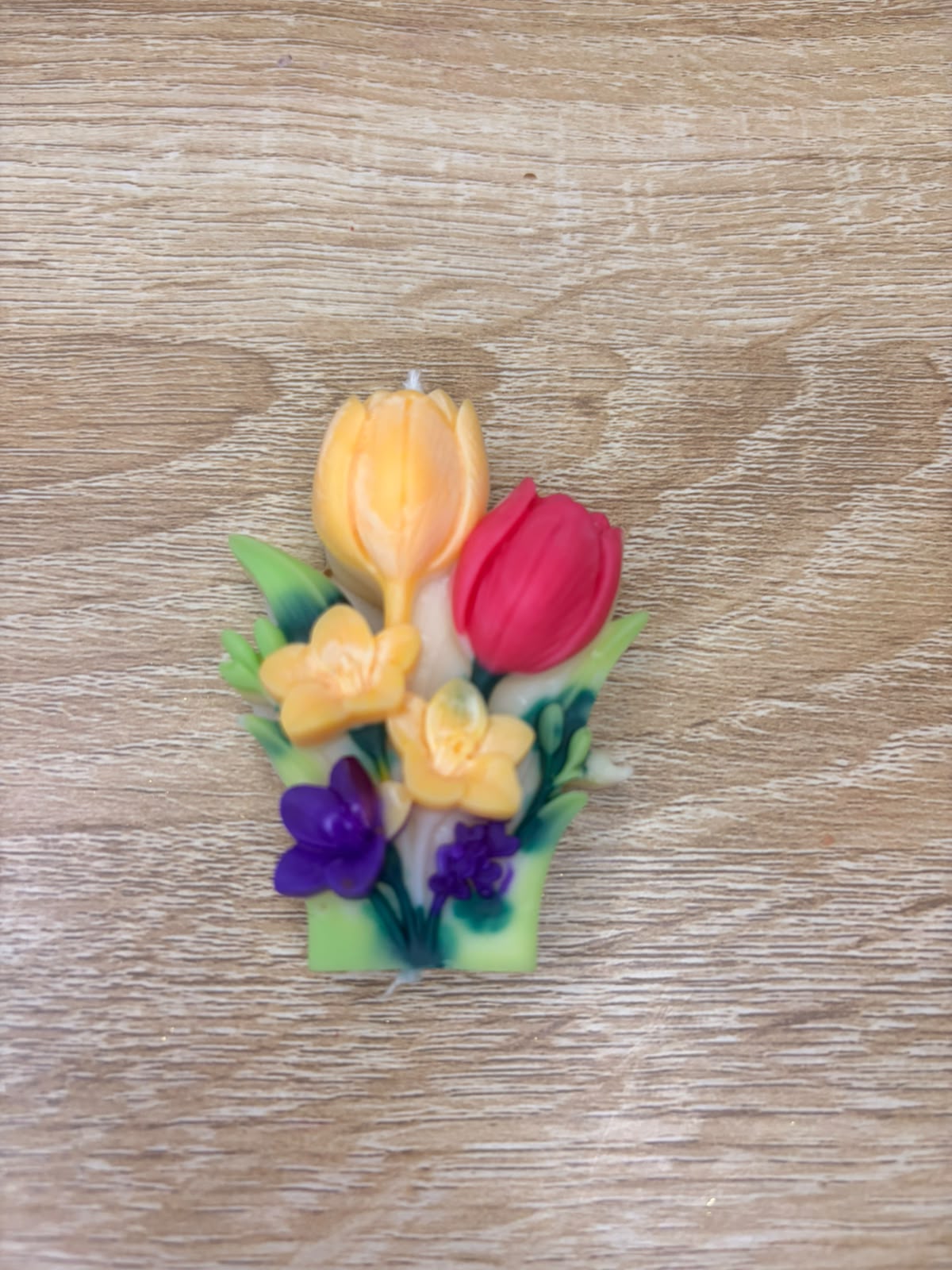 Lumânare Decorativă „Buchet de Primăvară” – Lalele și Flori Colorate - imagine galerie