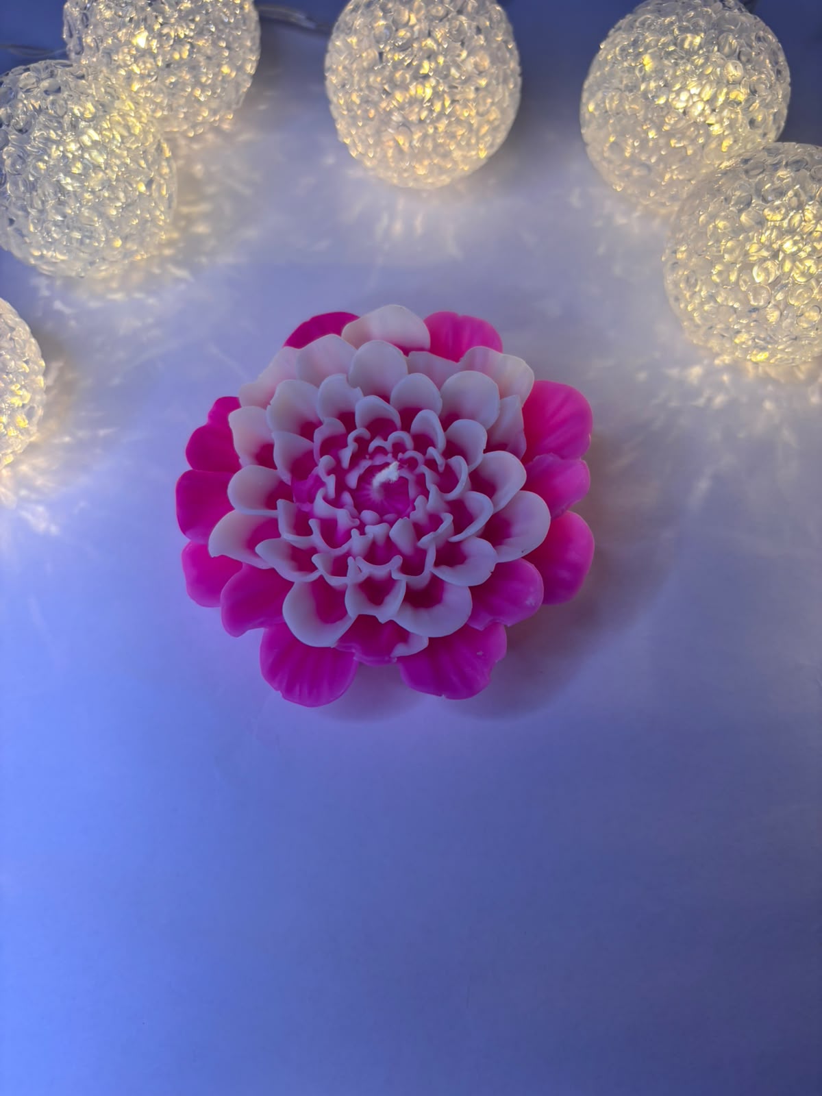 Lumânare Decorativă „Bujor Roz Bicolor” – Floare Handmade din Ceară