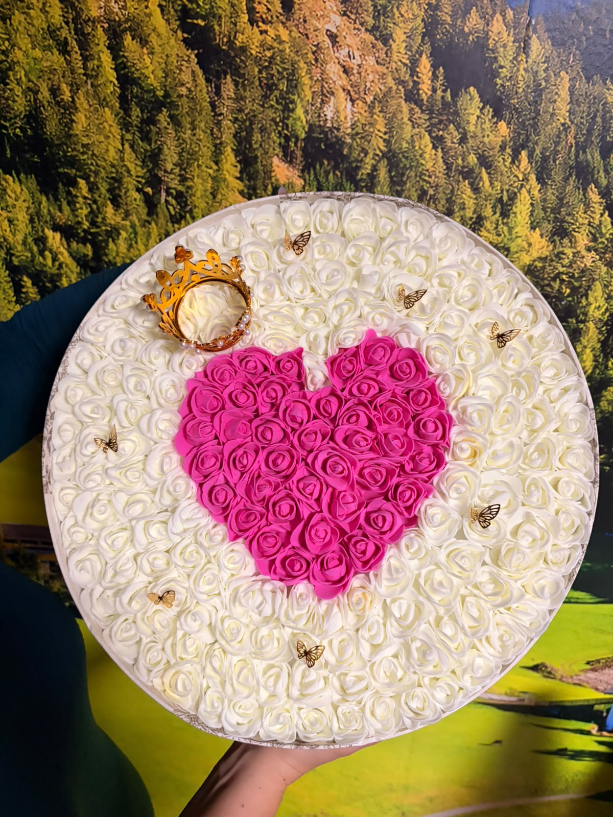 Cutie Rotundă cu Trandafiri Albi și Inimă Roz, Accesorizată cu Coroană