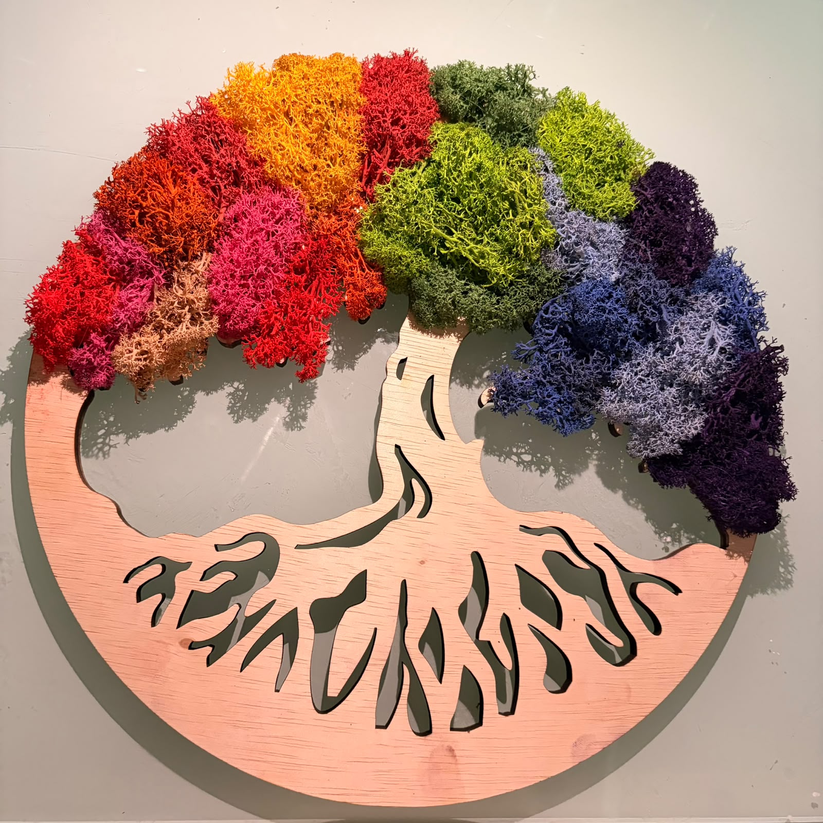 Tablou Circular din Lemn cu „Copacul Vieții” și Mușchi Stabilizați Colorați – Kasem Studio