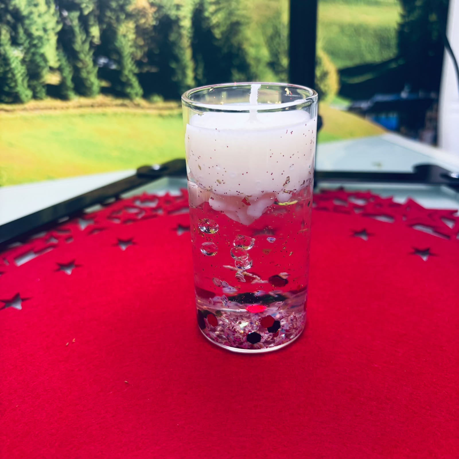 Lumânare Decorativă „Pink Sparkle” – Cocktail Roz în Pahar de Sticlă