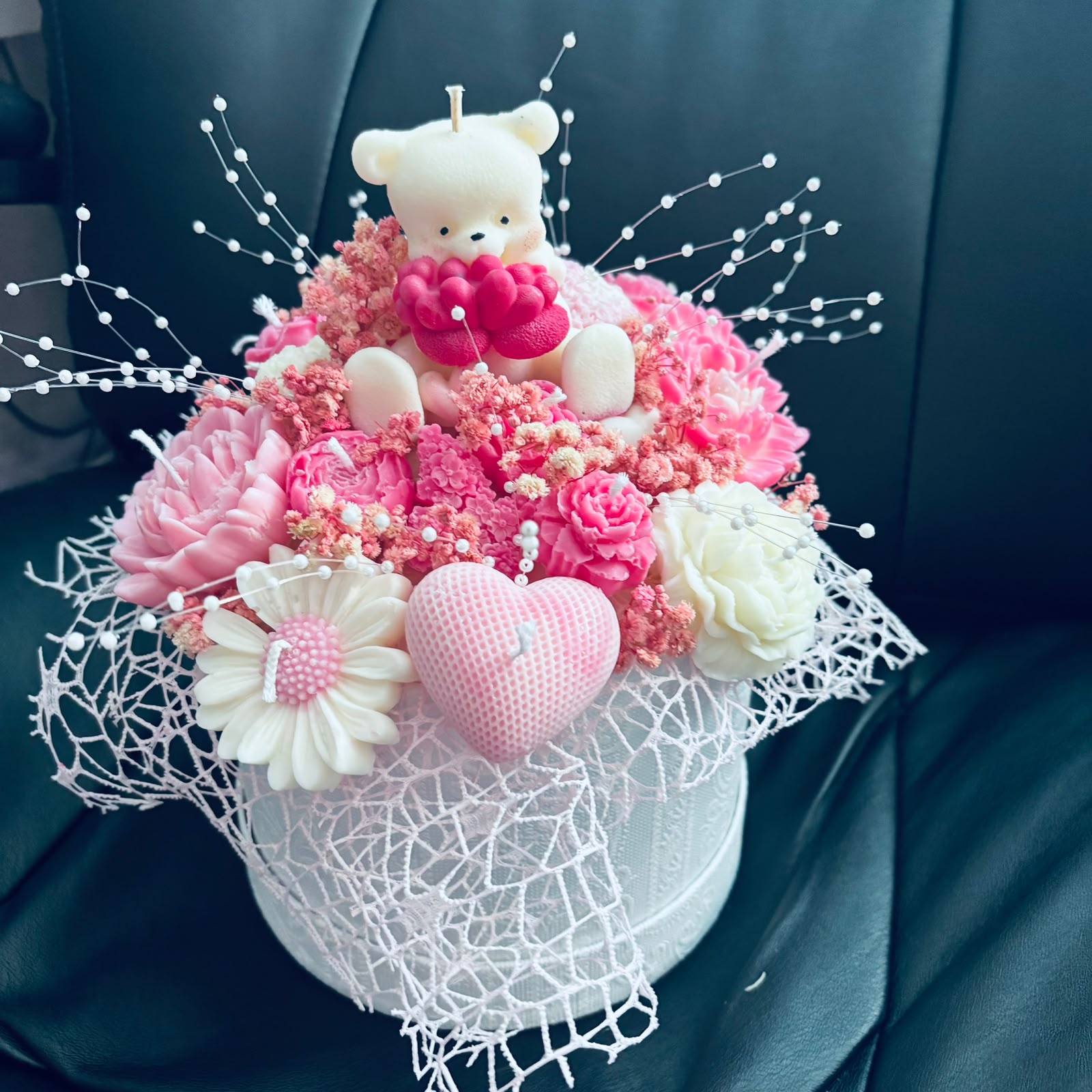 Aranjament floral cu lumânări parfumate și ursuleț – Cadoul perfect pentru momente speciale - imagine galerie