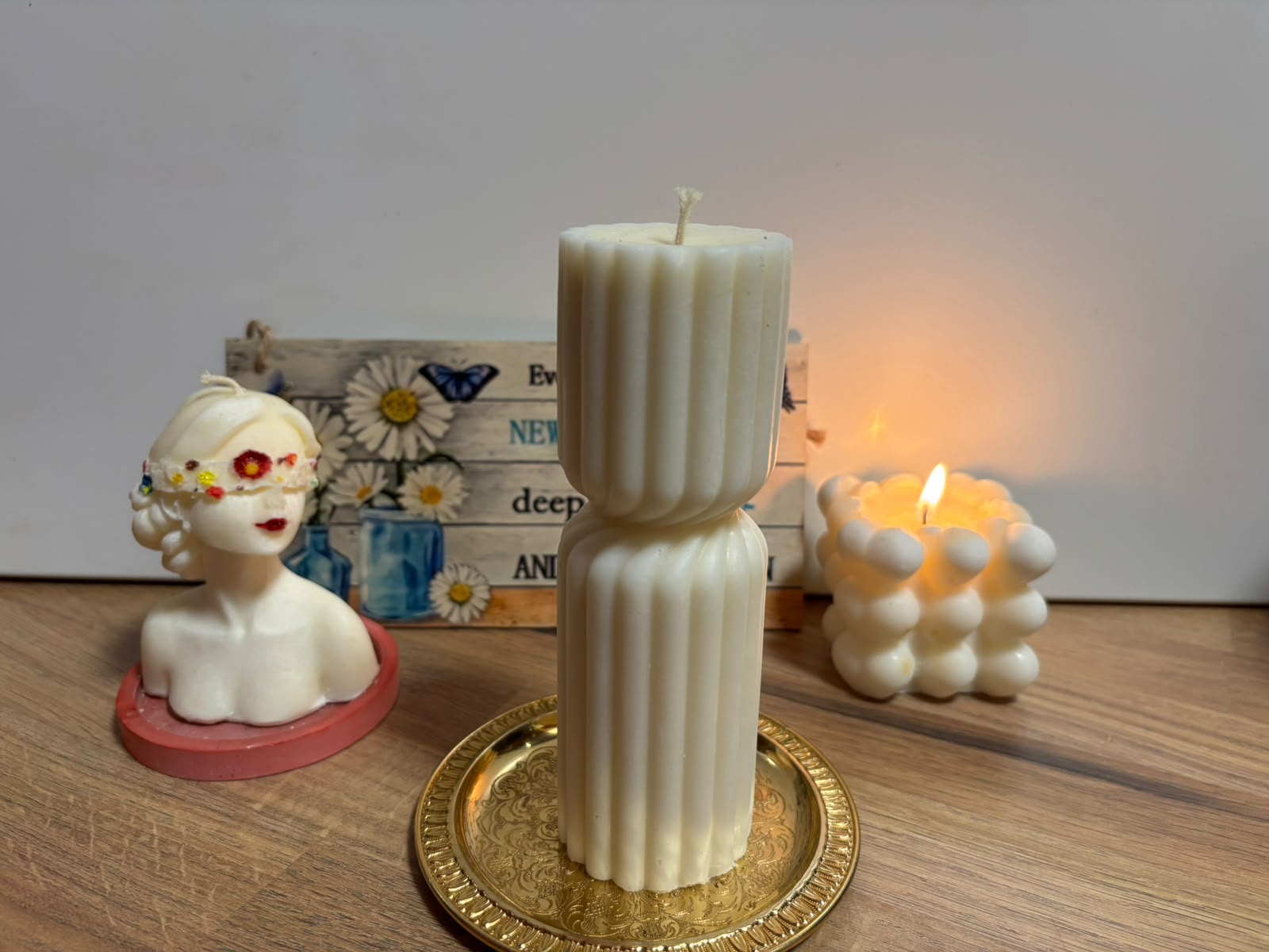 Lumânare Handmade Model Coloană Canelată cu Design Geometrizat – Kasem Studio - imagine galerie