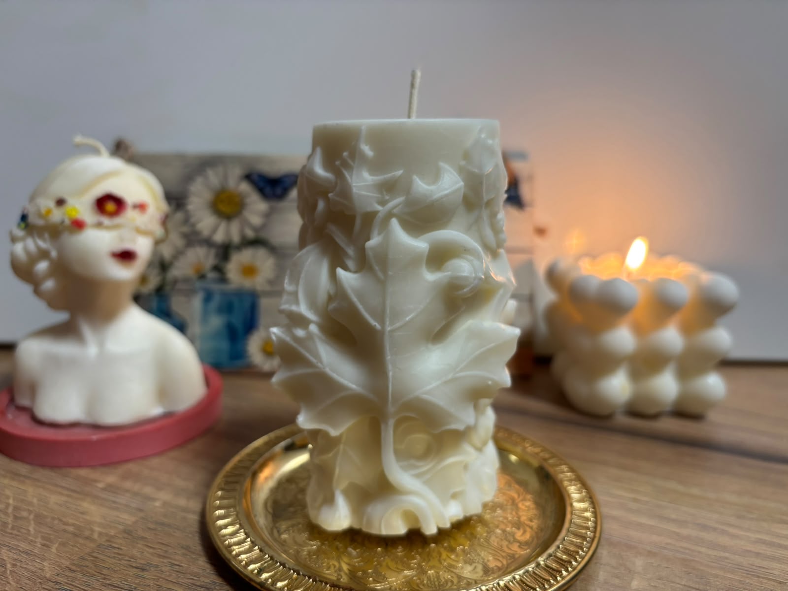 Lumânare Handmade Model Coloană cu Relief de Frunze – Kasem Studio - imagine galerie