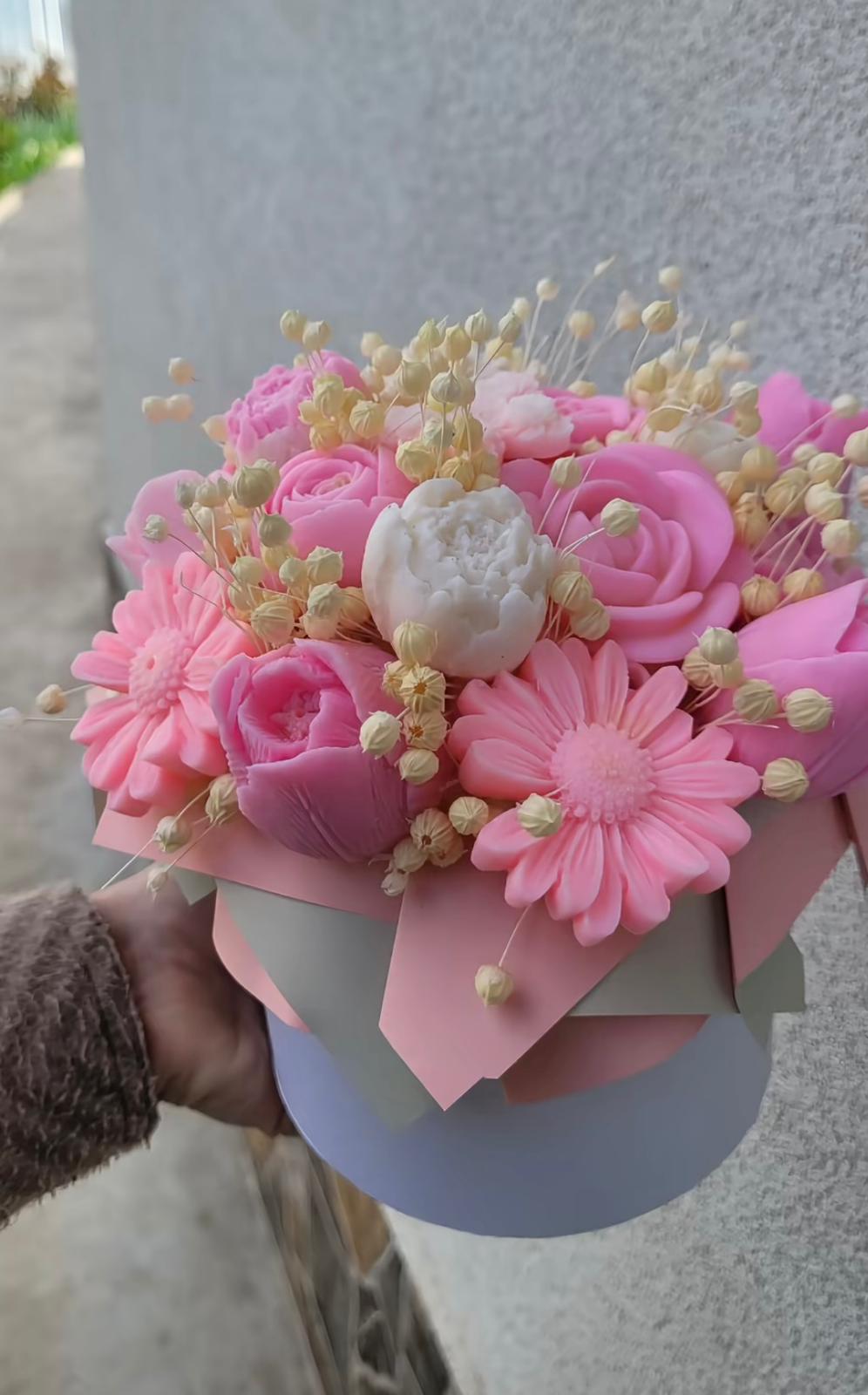 Buchet în Cutie „Roz Romantic” – Aranjament Floral Durabil cu Flori de Săpun – Kasem Studio - imagine galerie