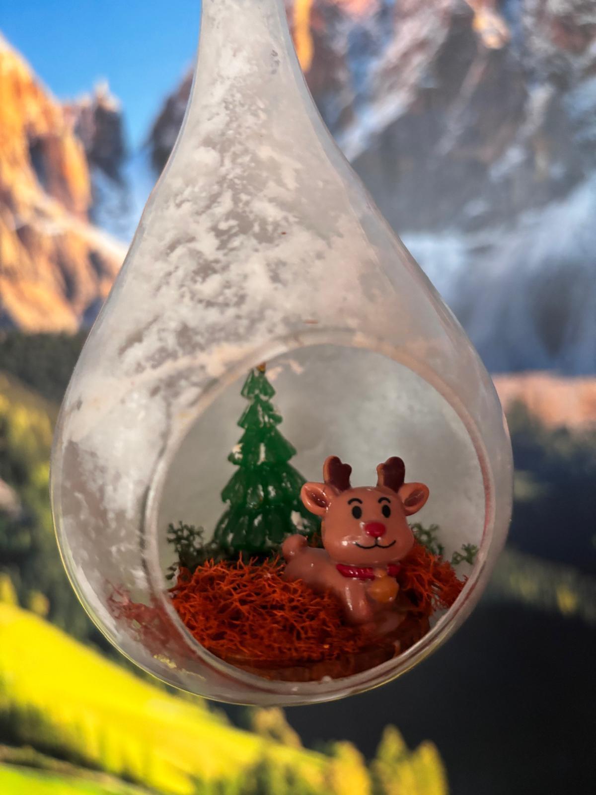 Glob decorativ de Crăciun în formă de lacrimă – Dioramă cu ren, brăduț și aromă de nucă de cocos - imagine galerie