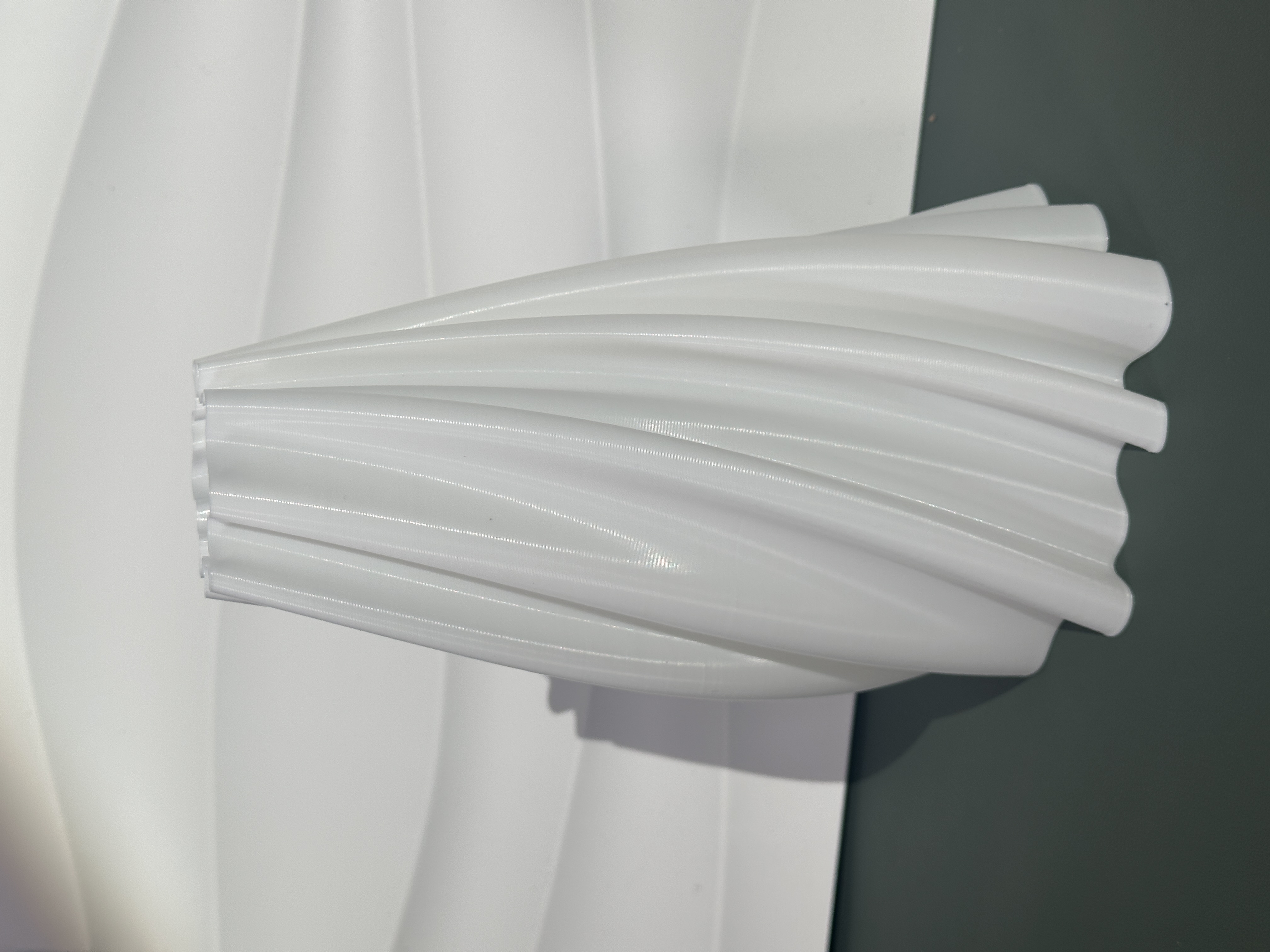 Vază decorativă 3D cu design torsionat minimalist - imagine galerie