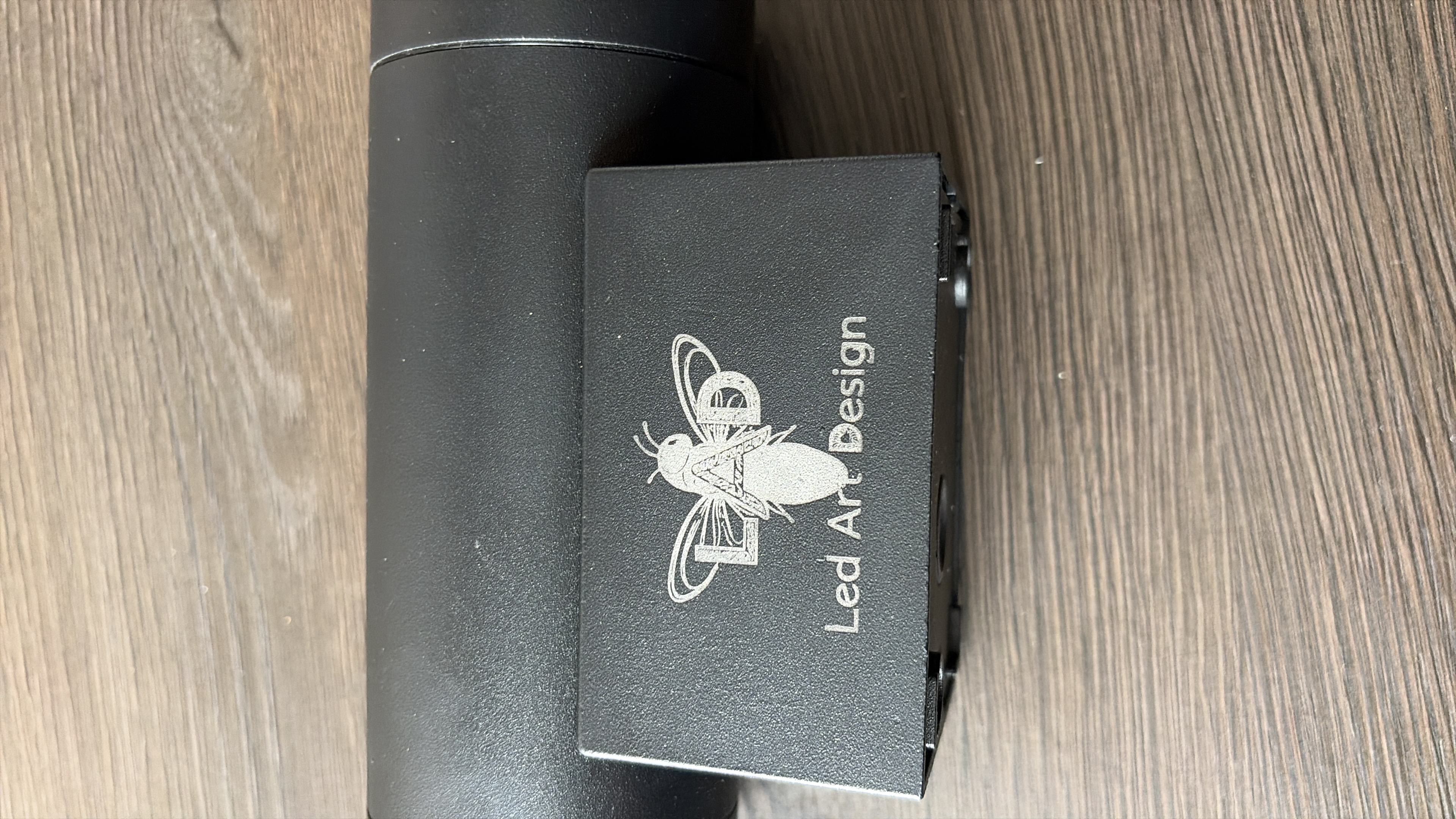 Gravură Laser Personalizată pe Corp de Iluminat – Logo Firmă - imagine galerie