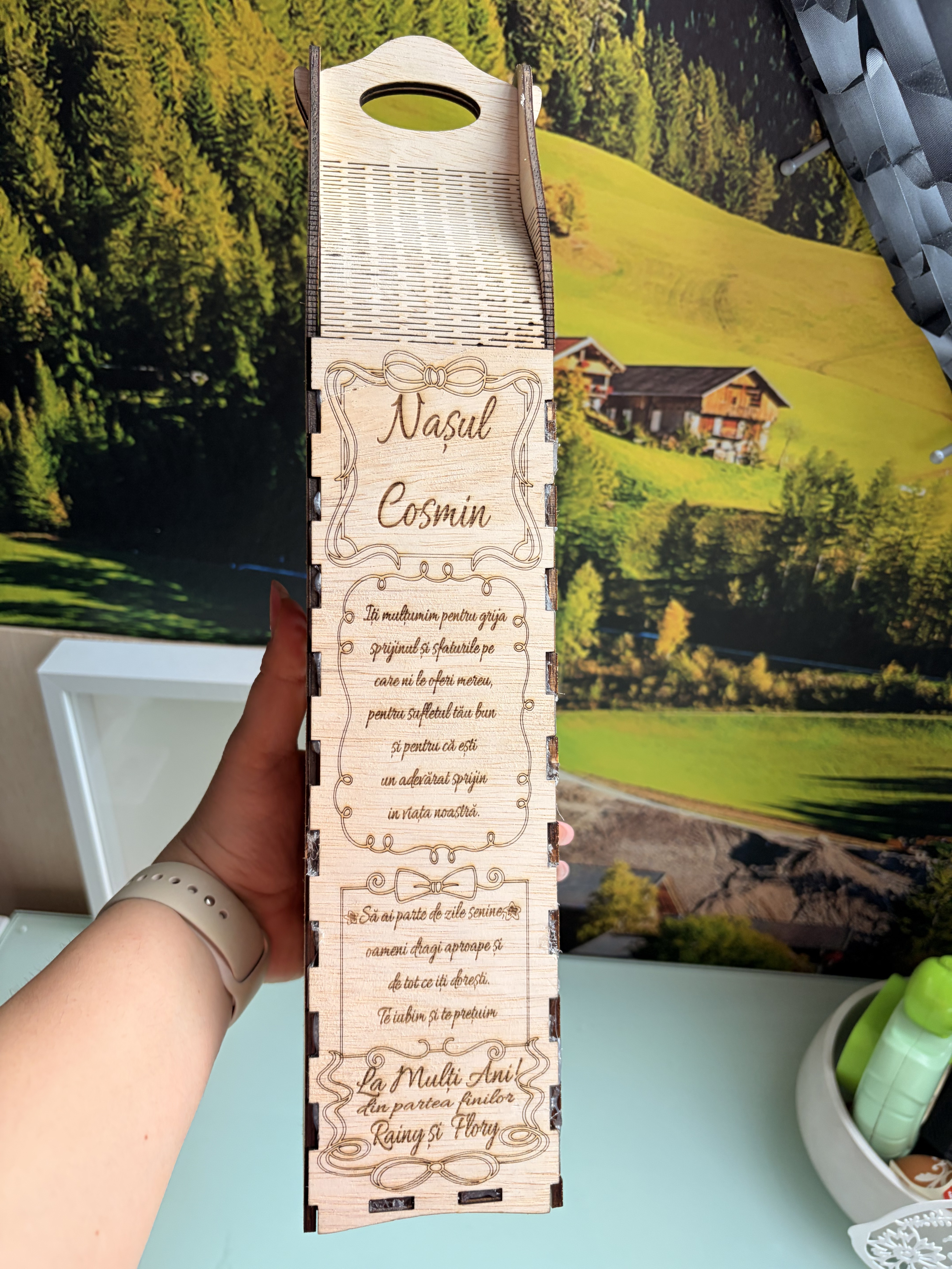 Cutie / Suport din Lemn Personalizat pentru Sticlă – Cadou Emoționant pentru Nași (Gravură Laser) - imagine galerie