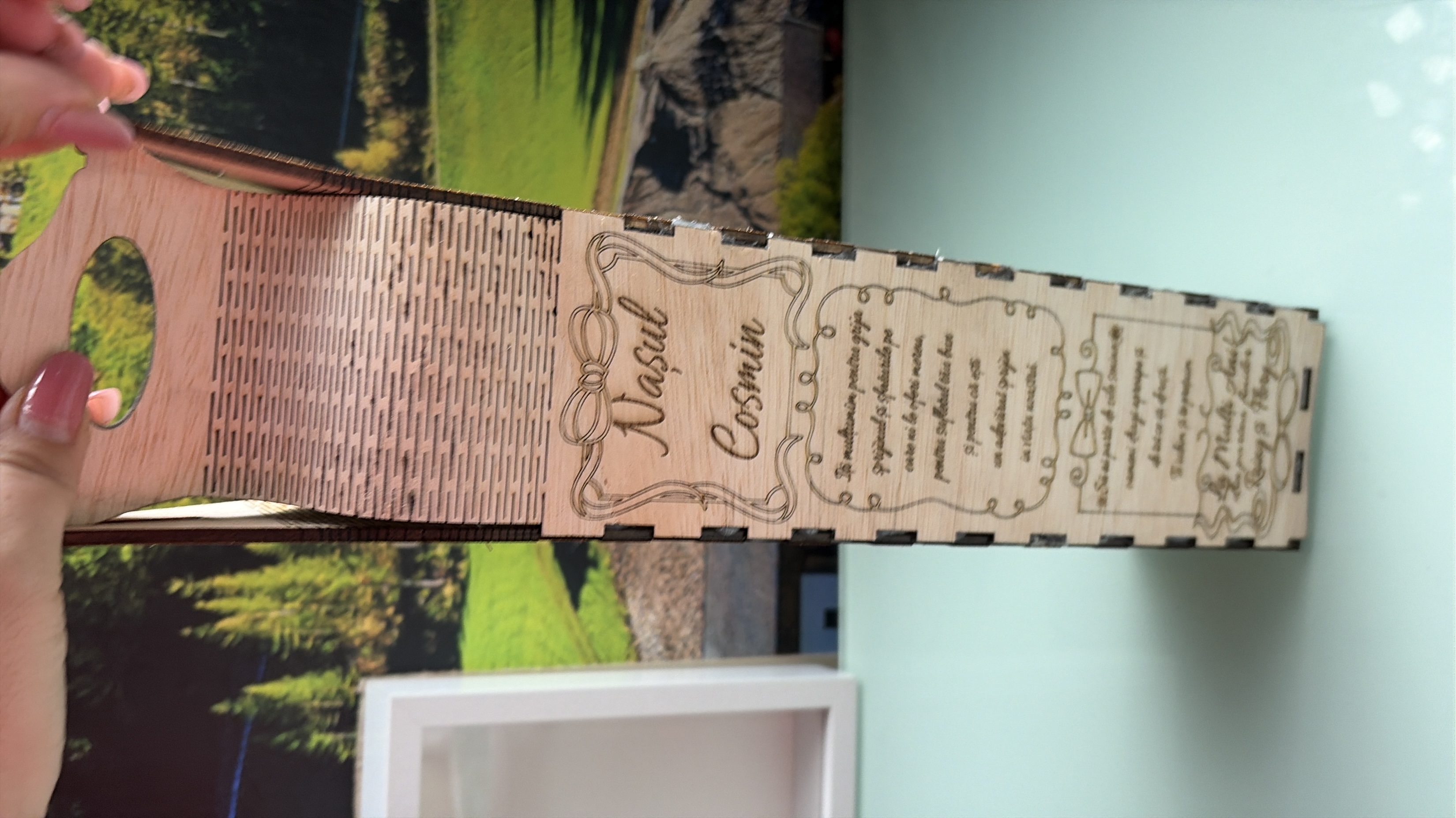 Cutie / Suport din Lemn Personalizat pentru Sticlă – Cadou Emoționant pentru Nași (Gravură Laser) - imagine galerie