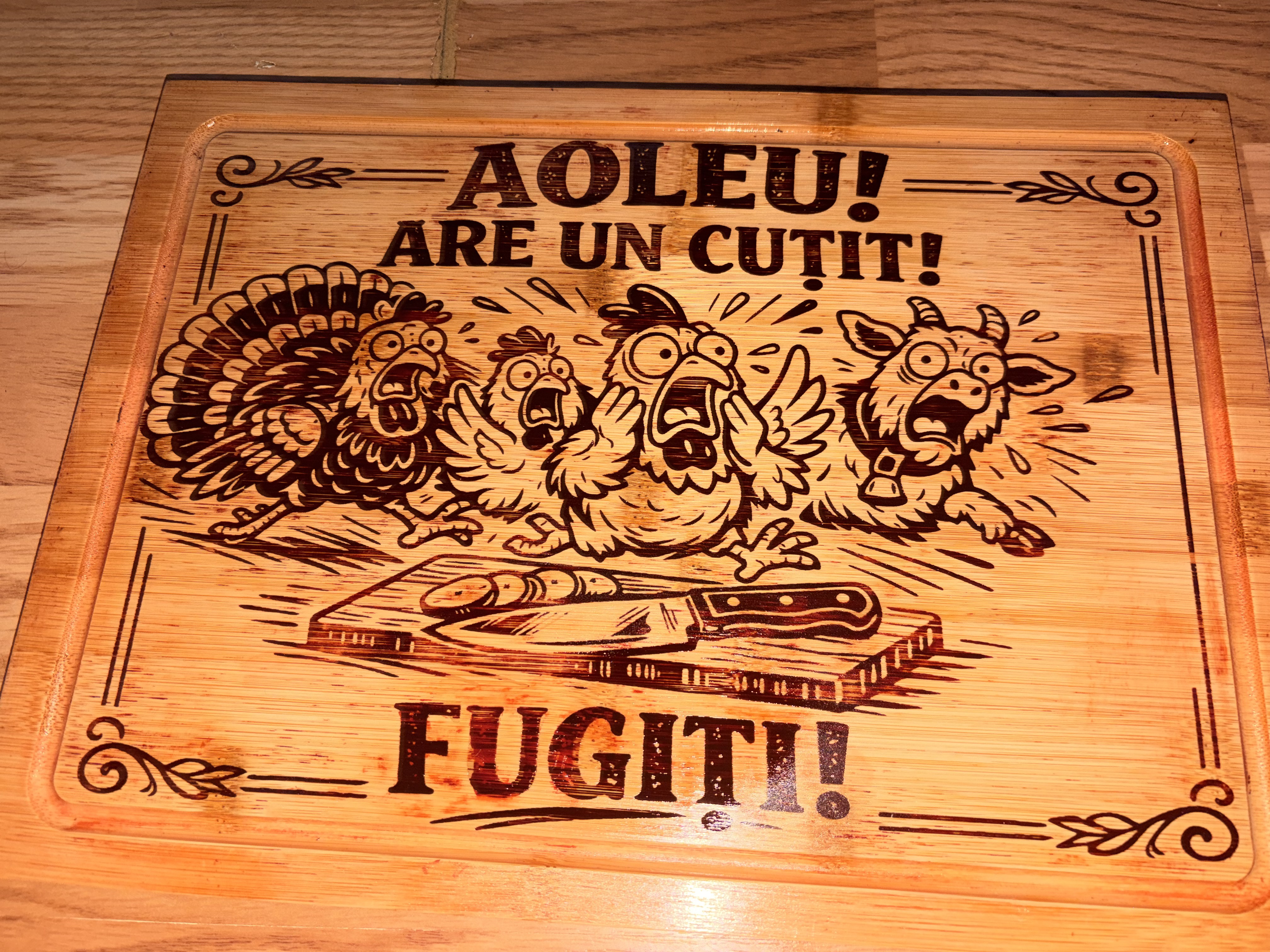 Tocător din lemn gravat „Aoleu! Are un cuțit! Fugi!” - imagine galerie