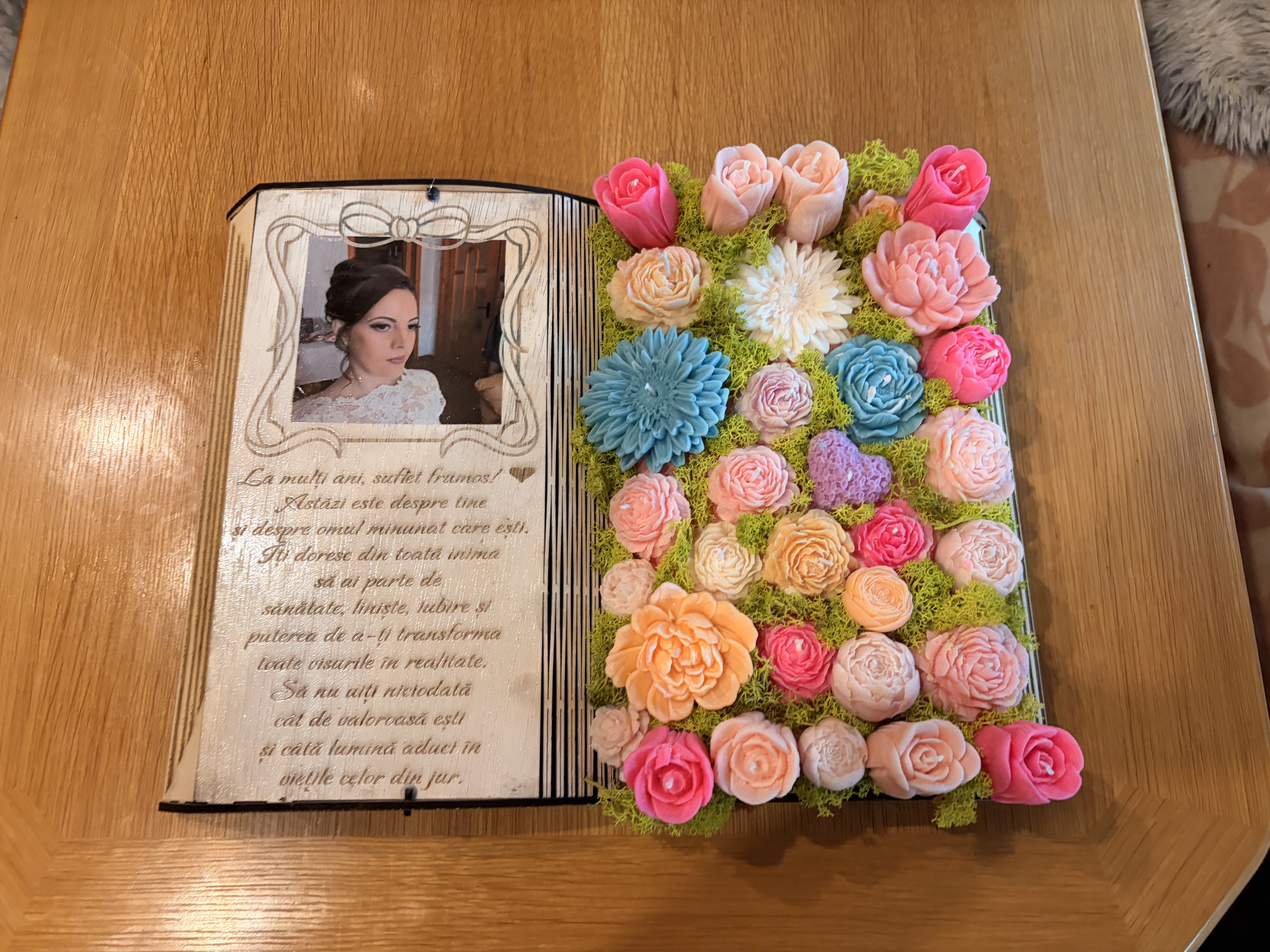 Carte decorativă din lemn cu lumânări parfumate și licheni - imagine galerie