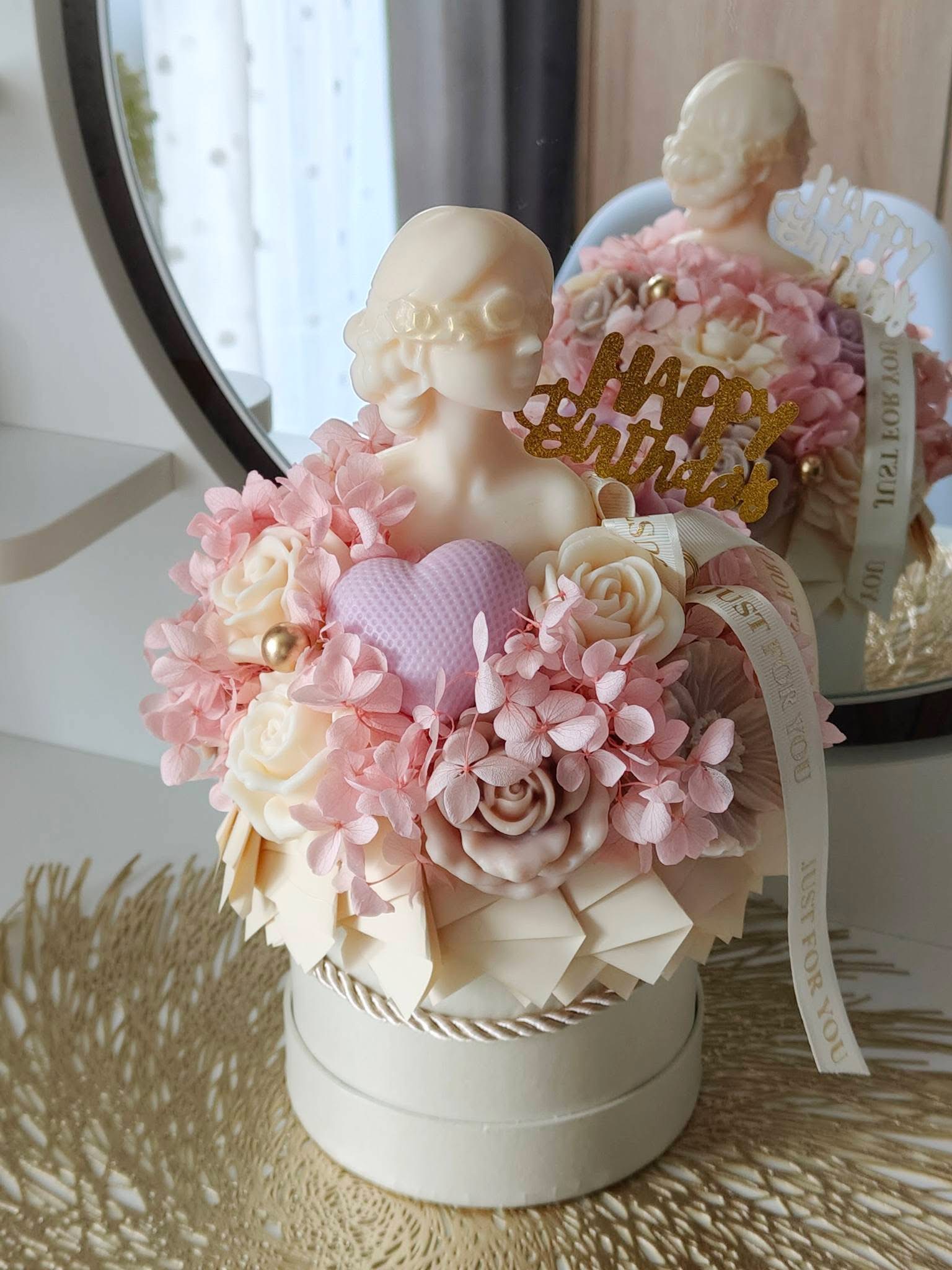 Aranjament Floral Elegant cu Bust Feminin, Trandafiri și Inimă – Cadou Special - imagine galerie