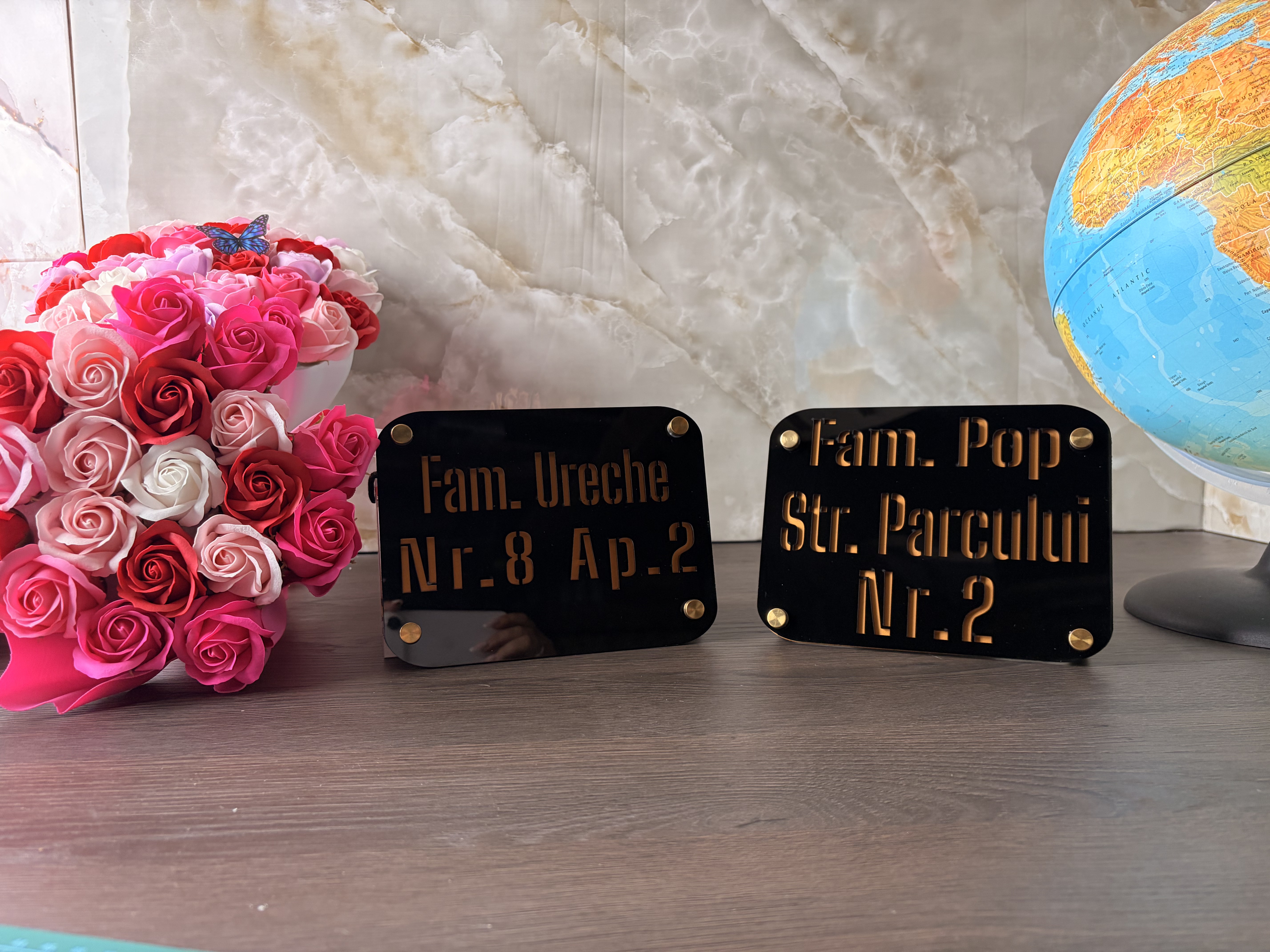 Plăcuță personalizată pentru număr de casă sau apartament – Design elegant din acril negru/auriu - imagine galerie