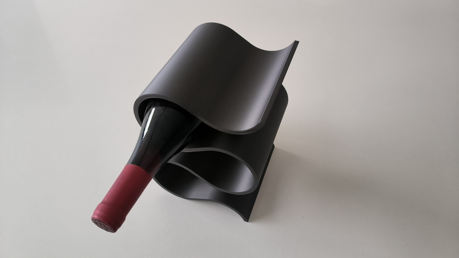 Suport decorativ 3D pentru sticlă de vin – design curbat modern - imagine galerie