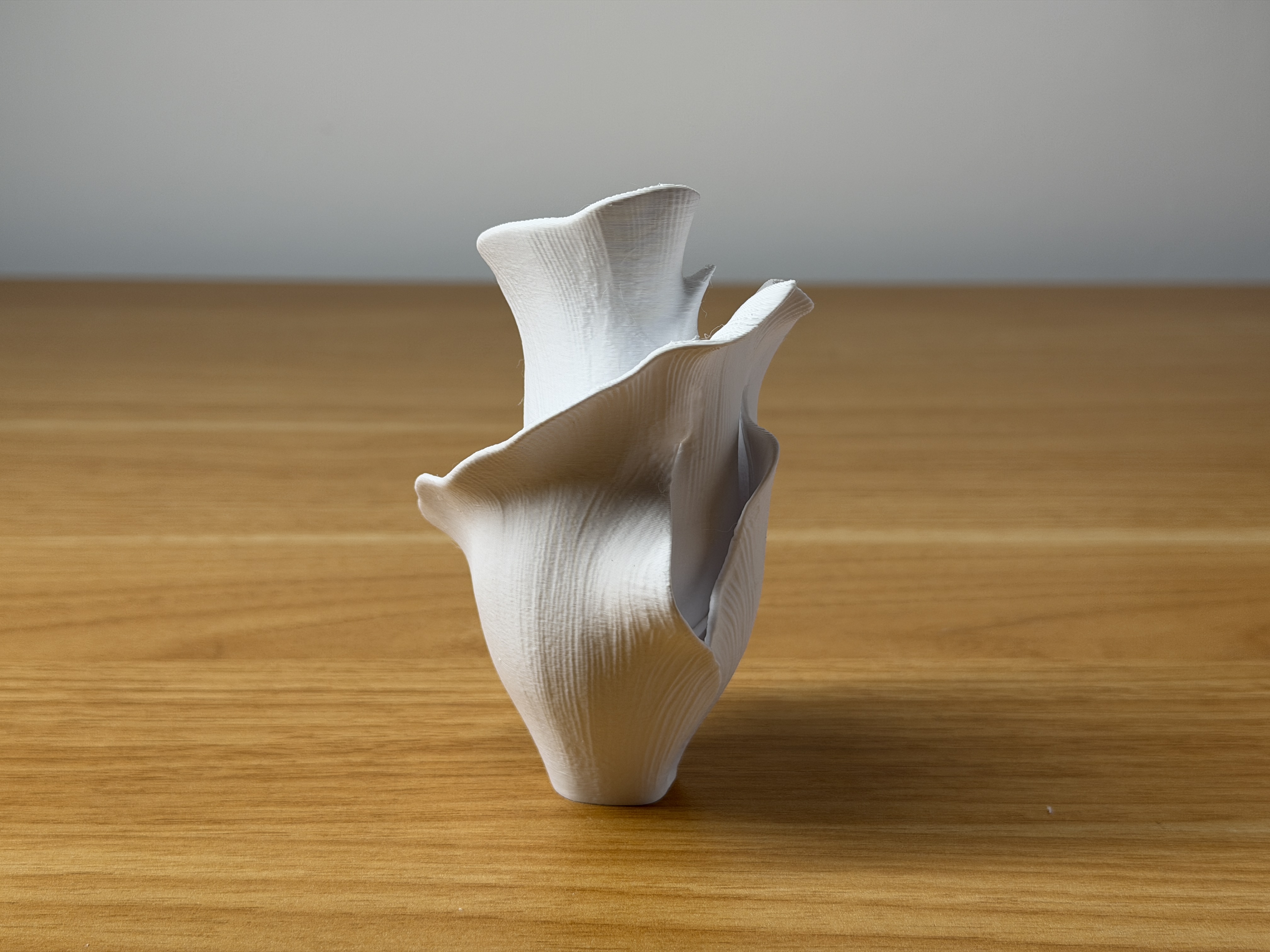 Vază decorativă 3D cu design organic tip petale - imagine galerie
