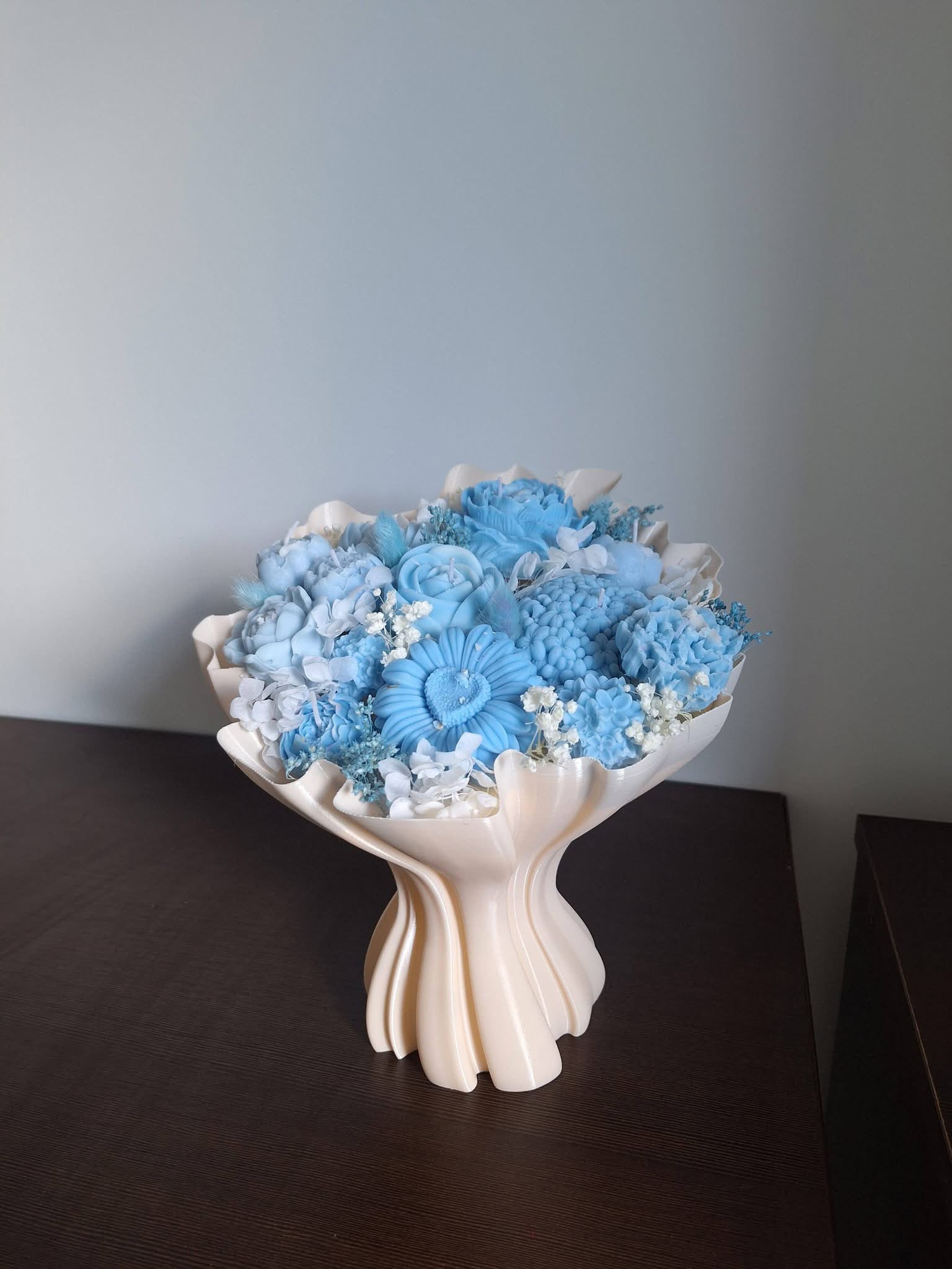 Buchet elegant cu flori de ceară și vas 3D decorativ - imagine galerie
