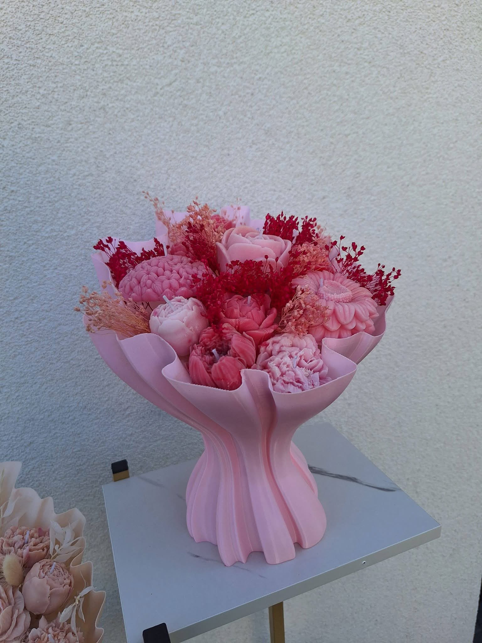 Buchet elegant cu flori de ceară și vas 3D decorativ - imagine galerie