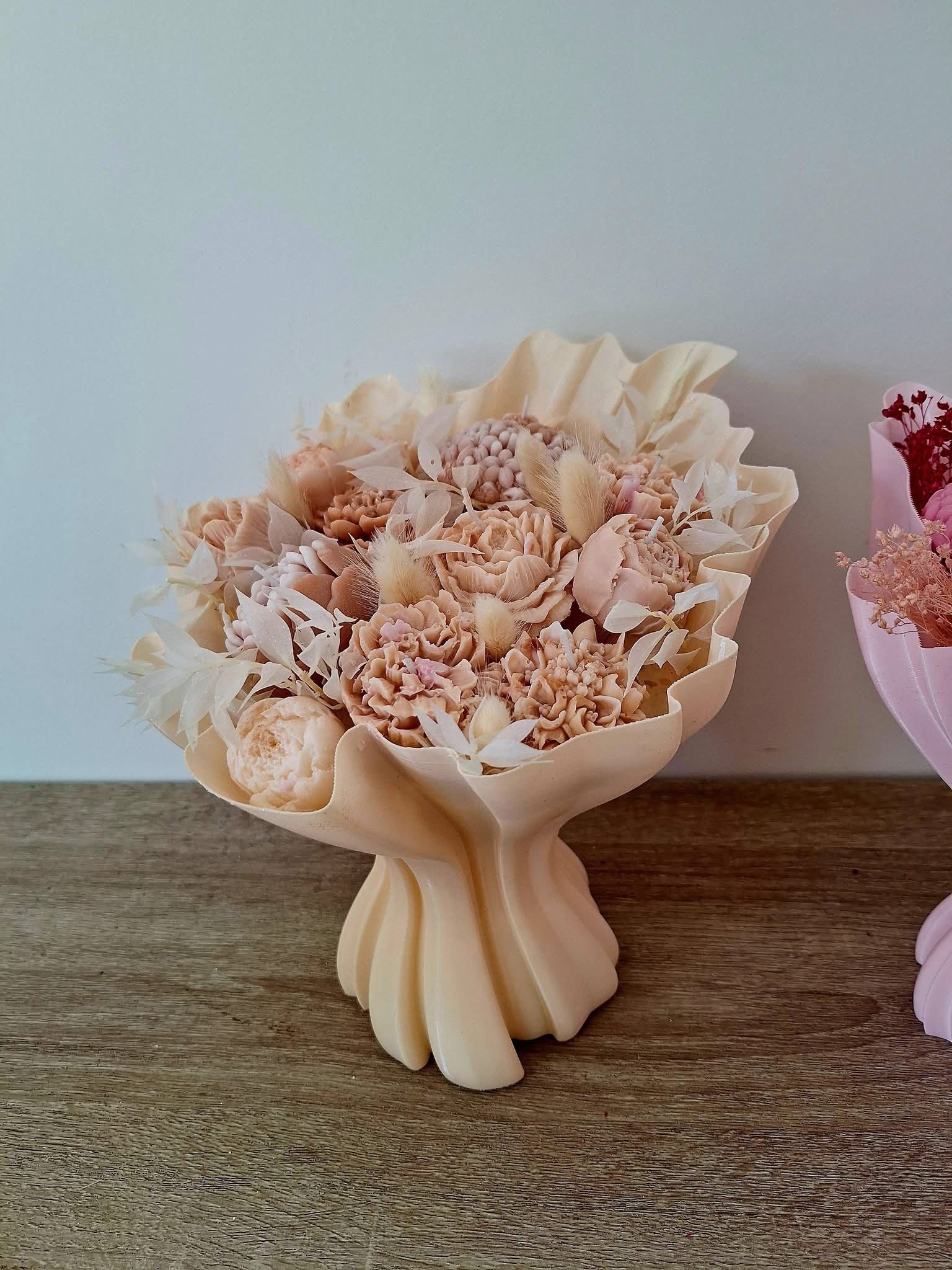 Buchet elegant cu flori de ceară și vas 3D decorativ - imagine galerie