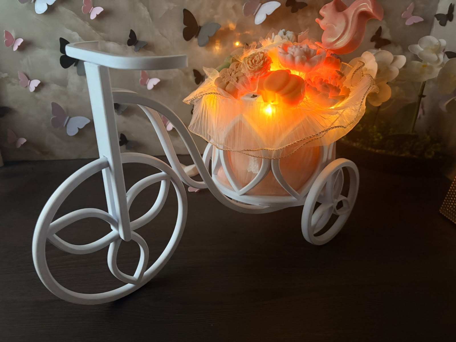 Bicicletă decorativă luminoasă cu aranjament din flori de ceară parfumată (50 cm) - imagine galerie
