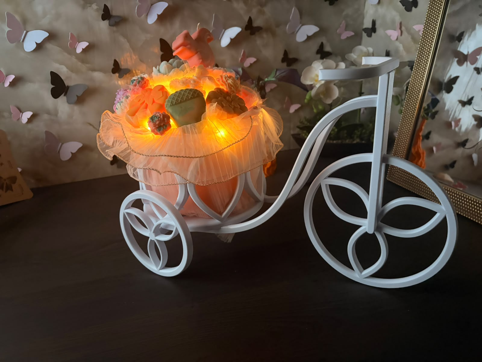 Bicicletă decorativă luminoasă cu aranjament din flori de ceară parfumată (50 cm) - imagine galerie