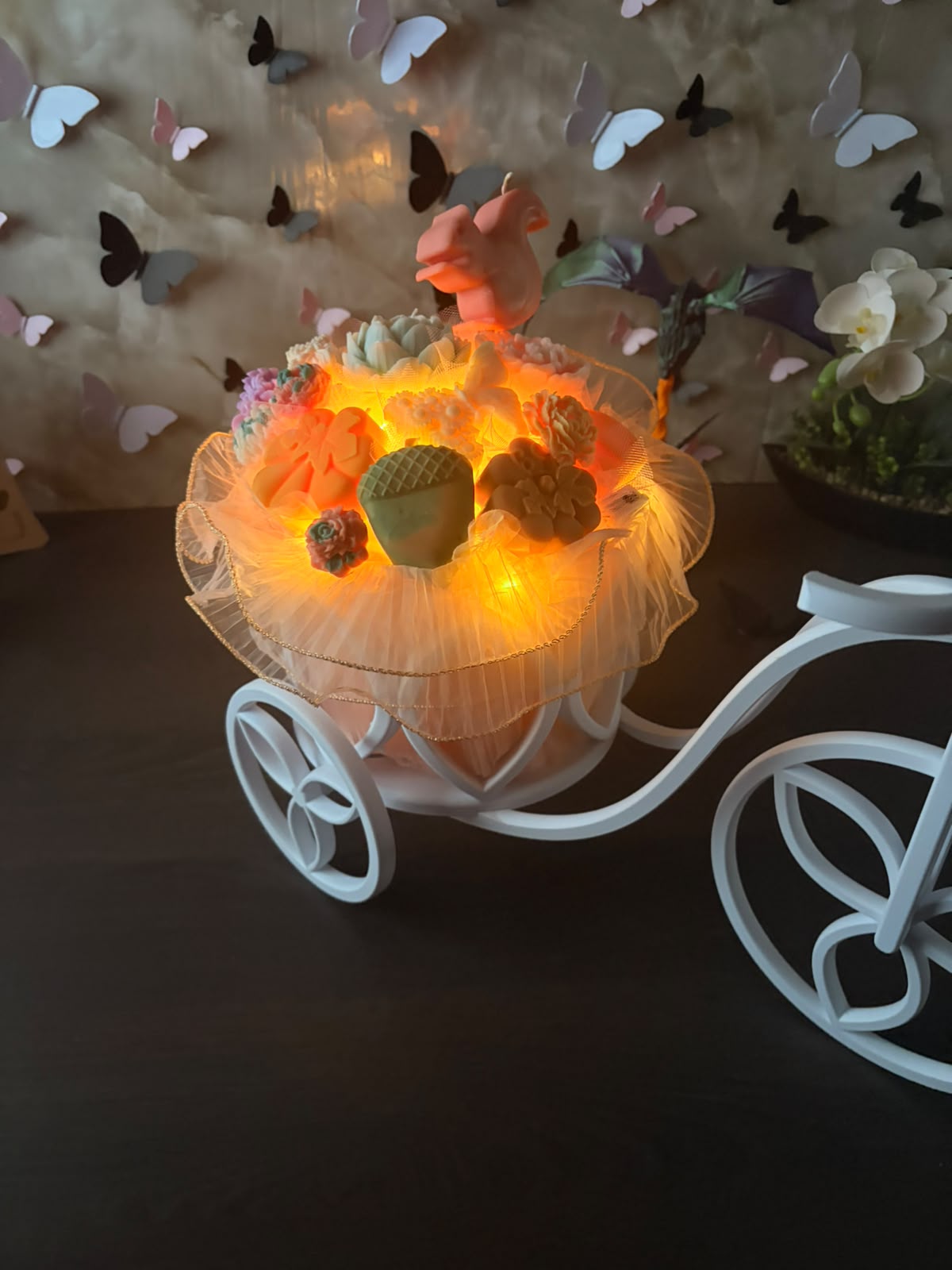 Bicicletă decorativă luminoasă cu aranjament din flori de ceară parfumată (50 cm) - imagine galerie