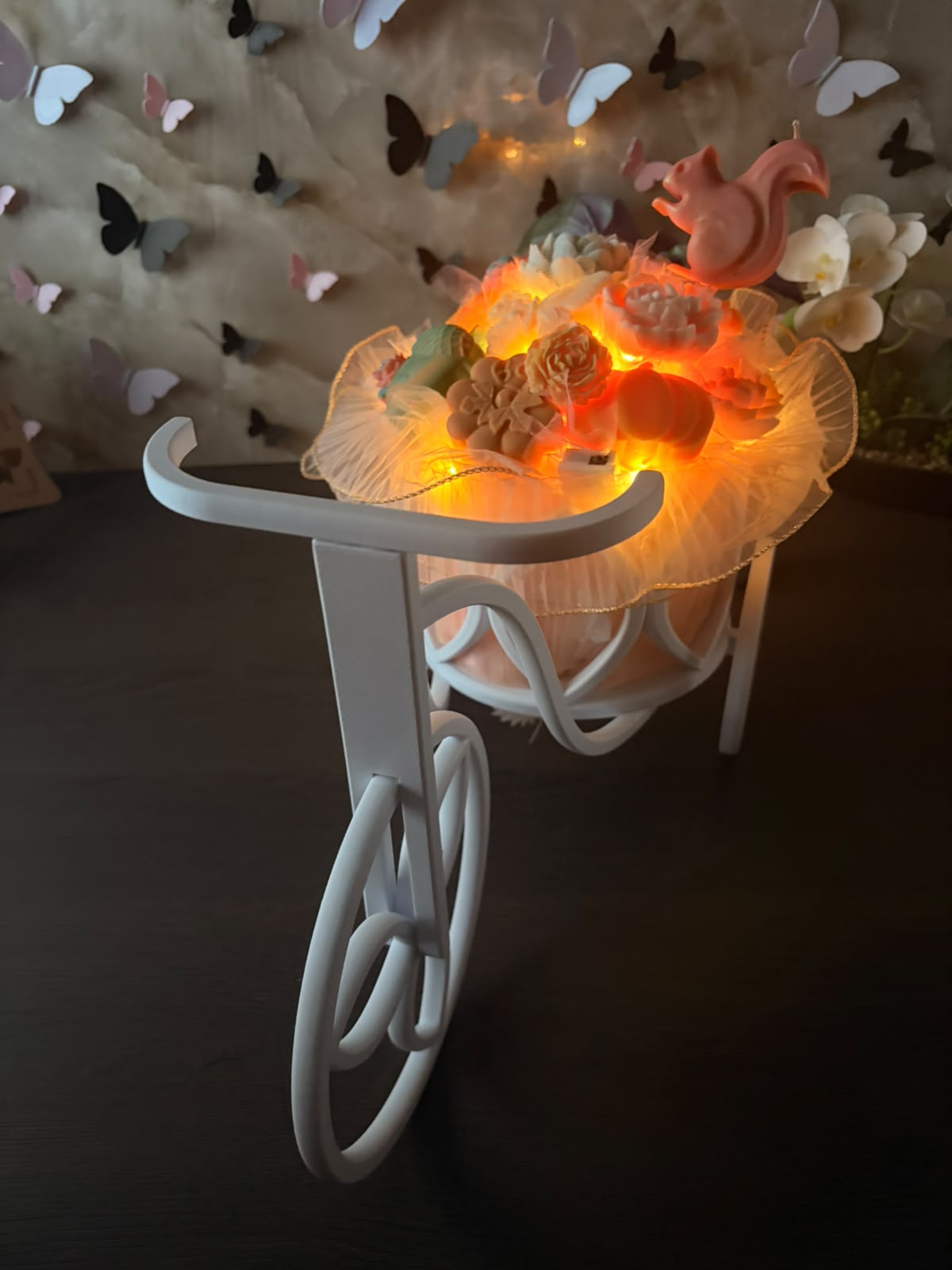 Bicicletă decorativă luminoasă cu aranjament din flori de ceară parfumată (50 cm) - imagine galerie