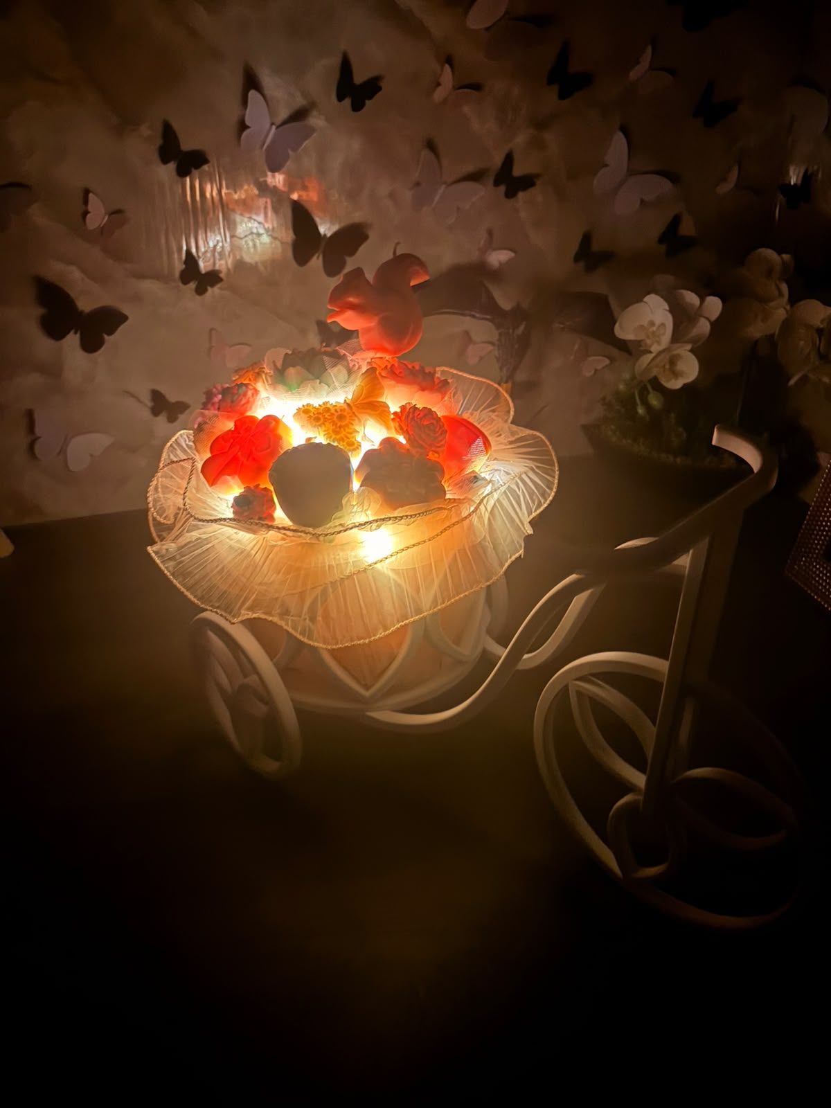 Bicicletă decorativă luminoasă cu aranjament din flori de ceară parfumată (50 cm) - imagine galerie