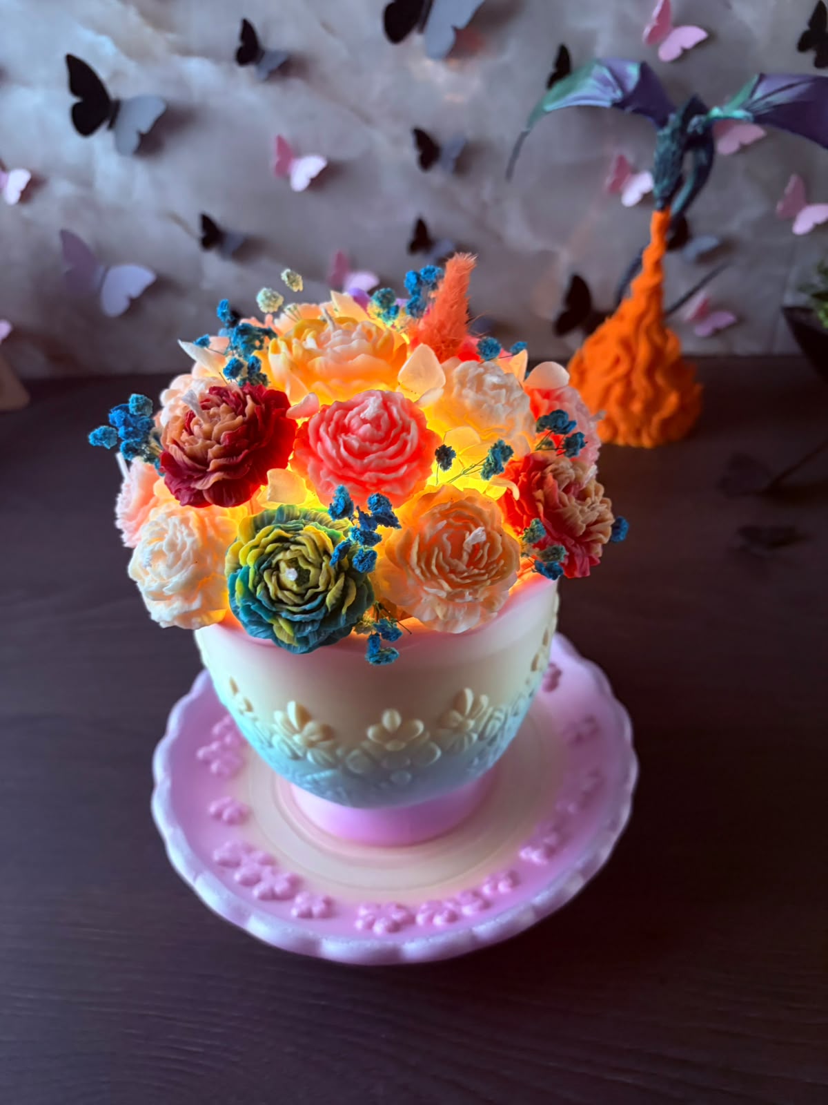 Cană decorativă luminoasă cu aranjament din flori de ceară parfumată (15 cm) - imagine galerie