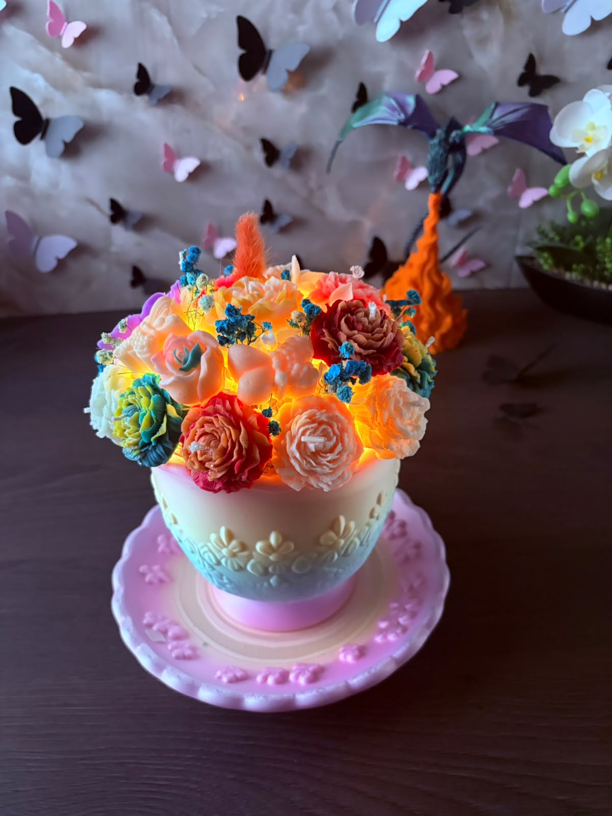Cană decorativă luminoasă cu aranjament din flori de ceară parfumată (15 cm) - imagine galerie