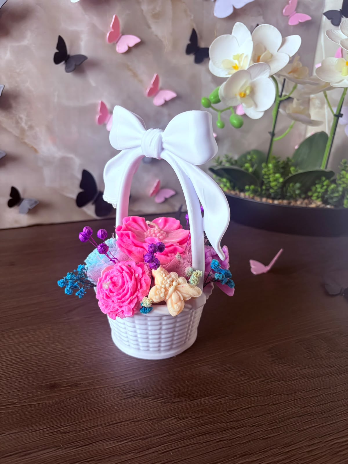 Coșuleț decorativ cu fundă și flori parfumate din ceară - imagine galerie