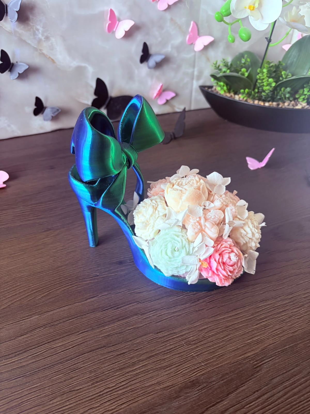 Pantof decorativ 3D cu aranjament din flori de ceară parfumată - imagine galerie